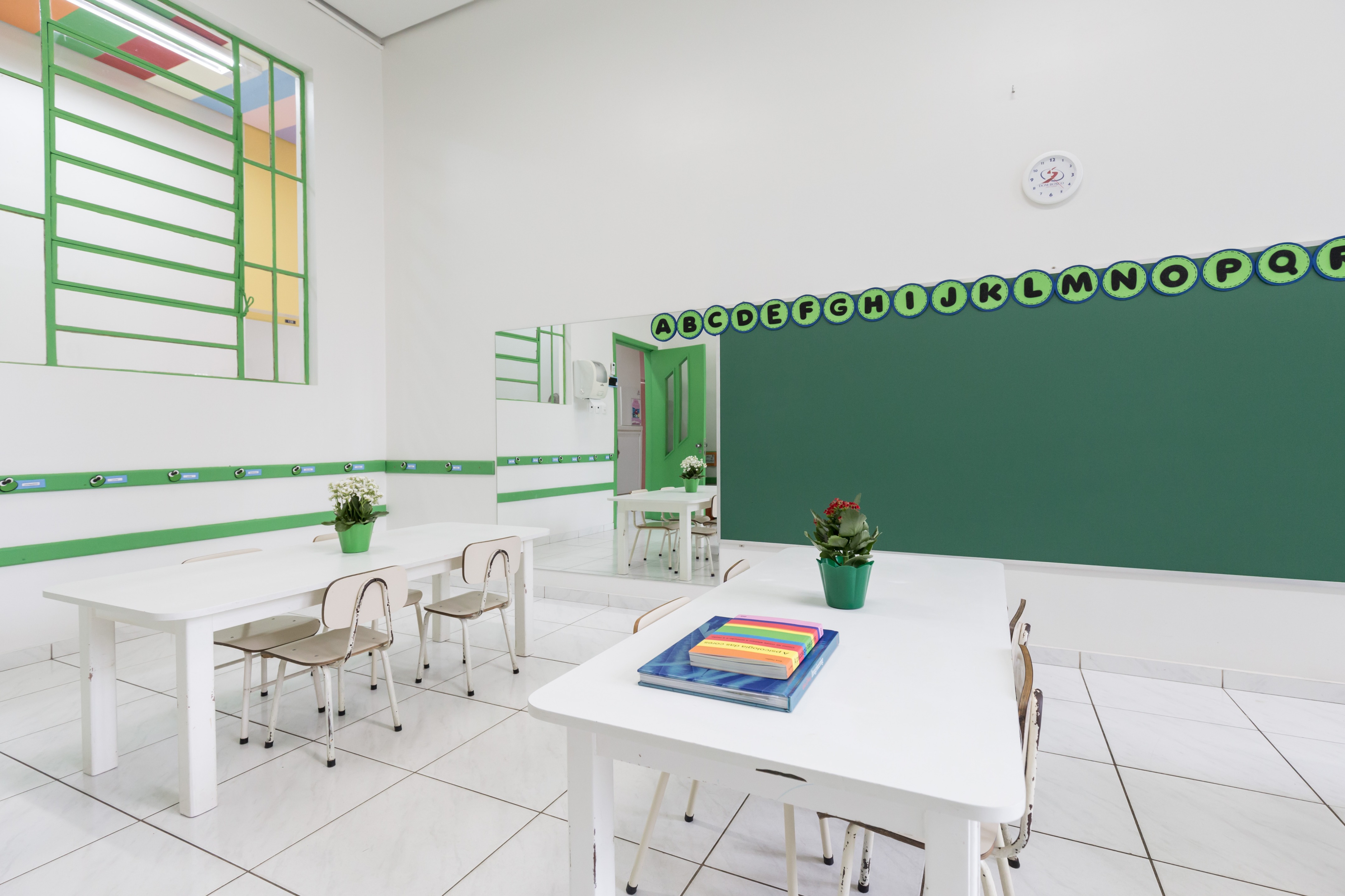 巴西幼儿园色彩斑斓的空间设计-24