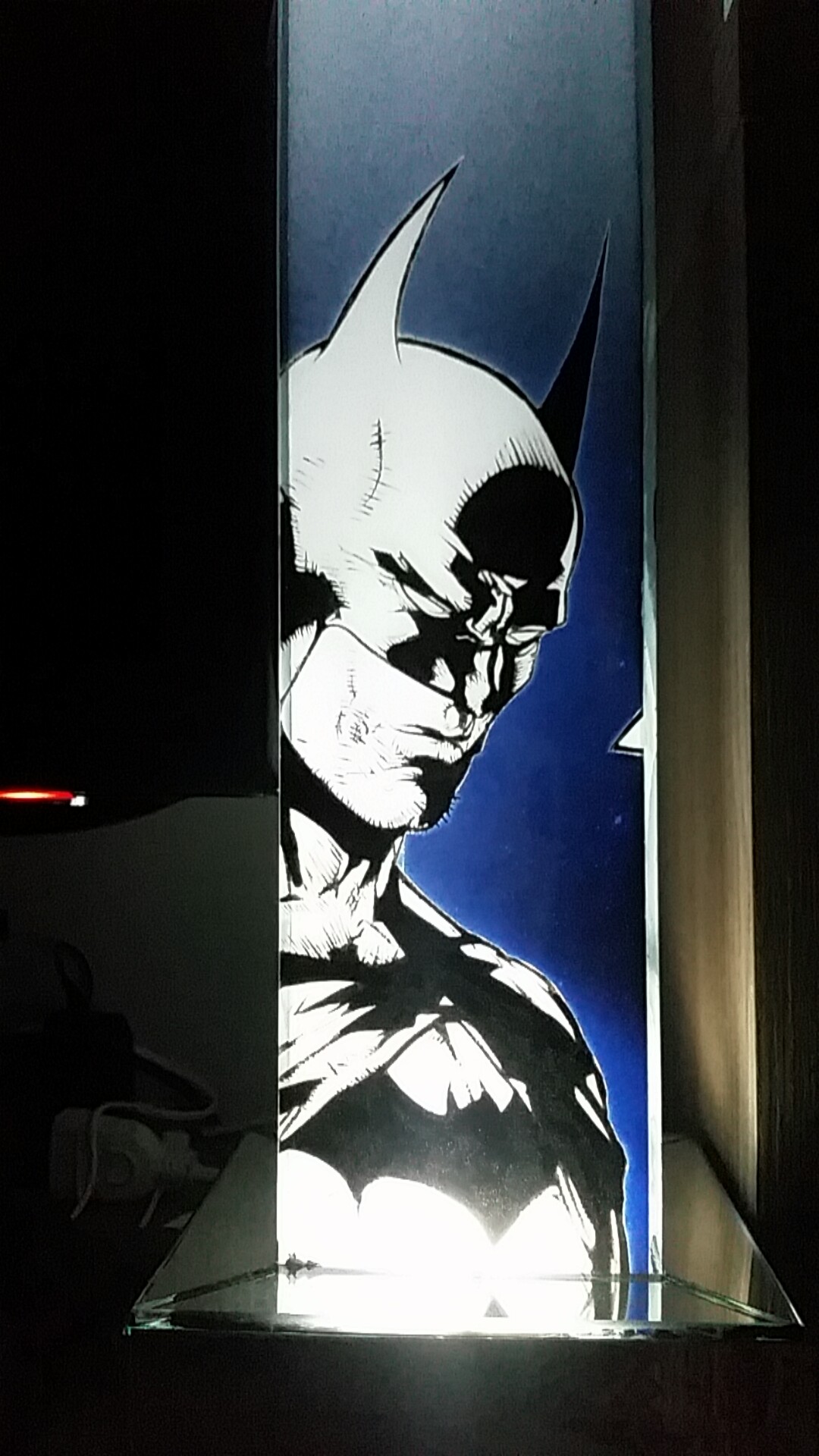 复古漫画风蝙蝠侠台灯 | 手绘艺术与节能照明的完美结合-1