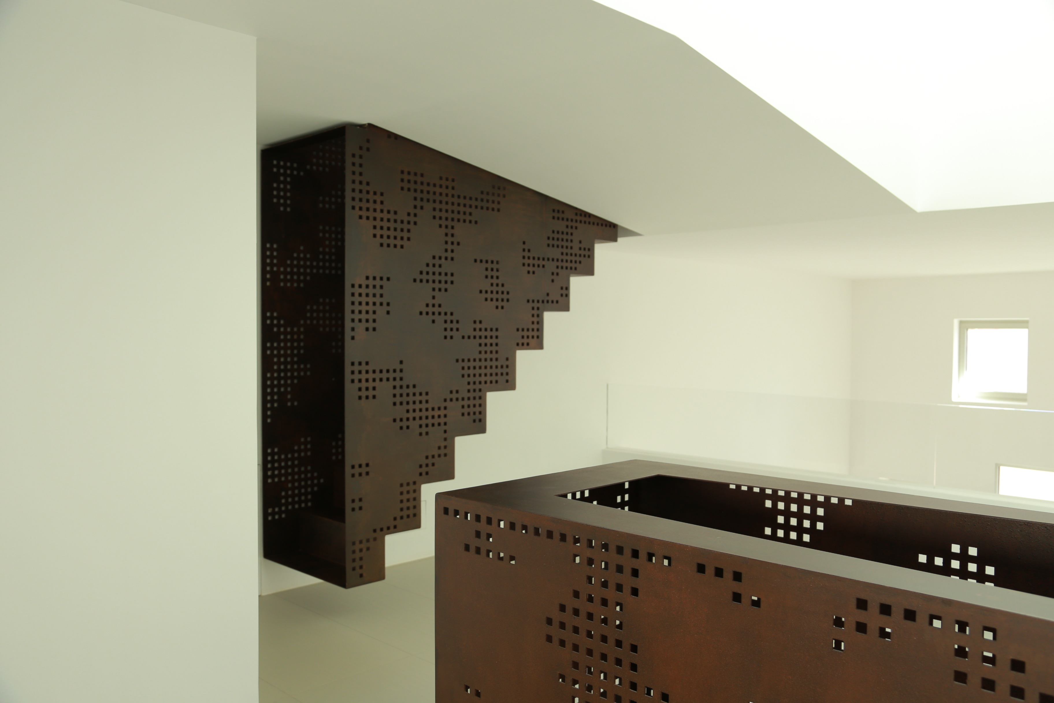 岩石中的三层住宅-10