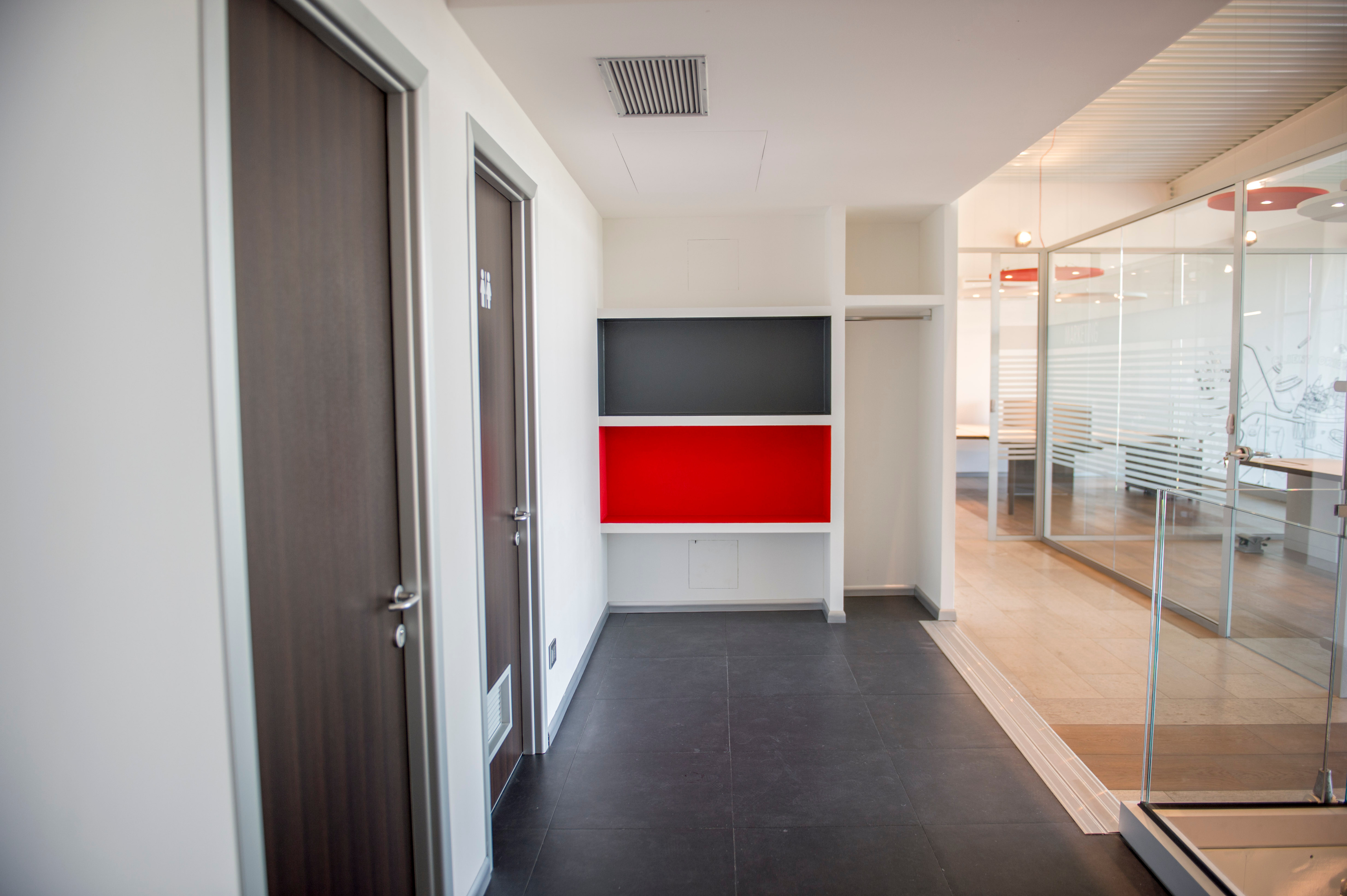 玻璃与钢铁的现代办公空间-24