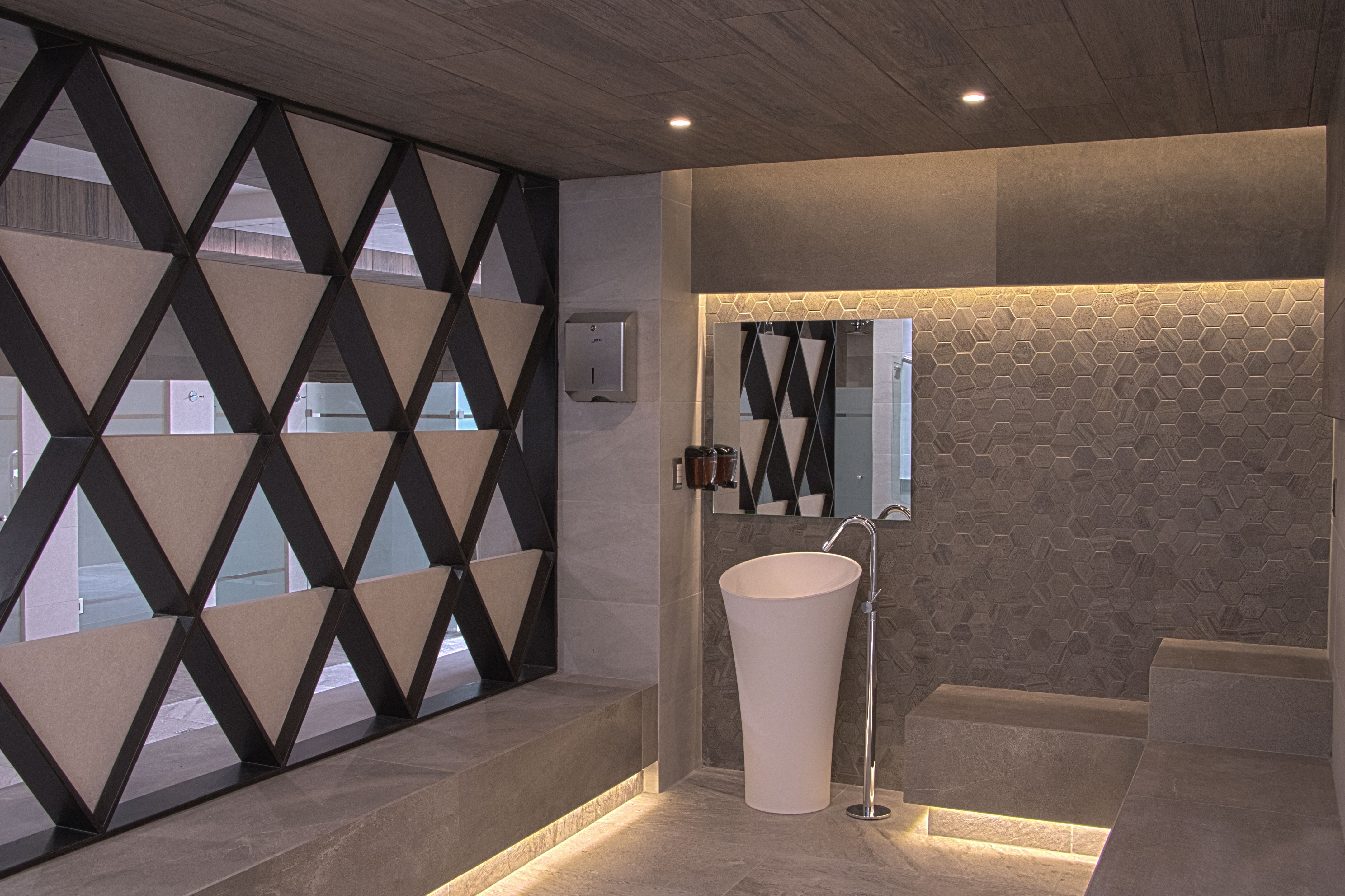 墨西哥乡村俱乐部拉斯·乌尔塔斯浴室和更衣室翻新-1