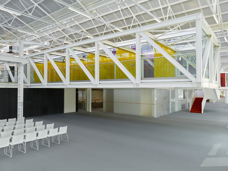 "Multi"椅点亮 Golinelli 文化中心-11