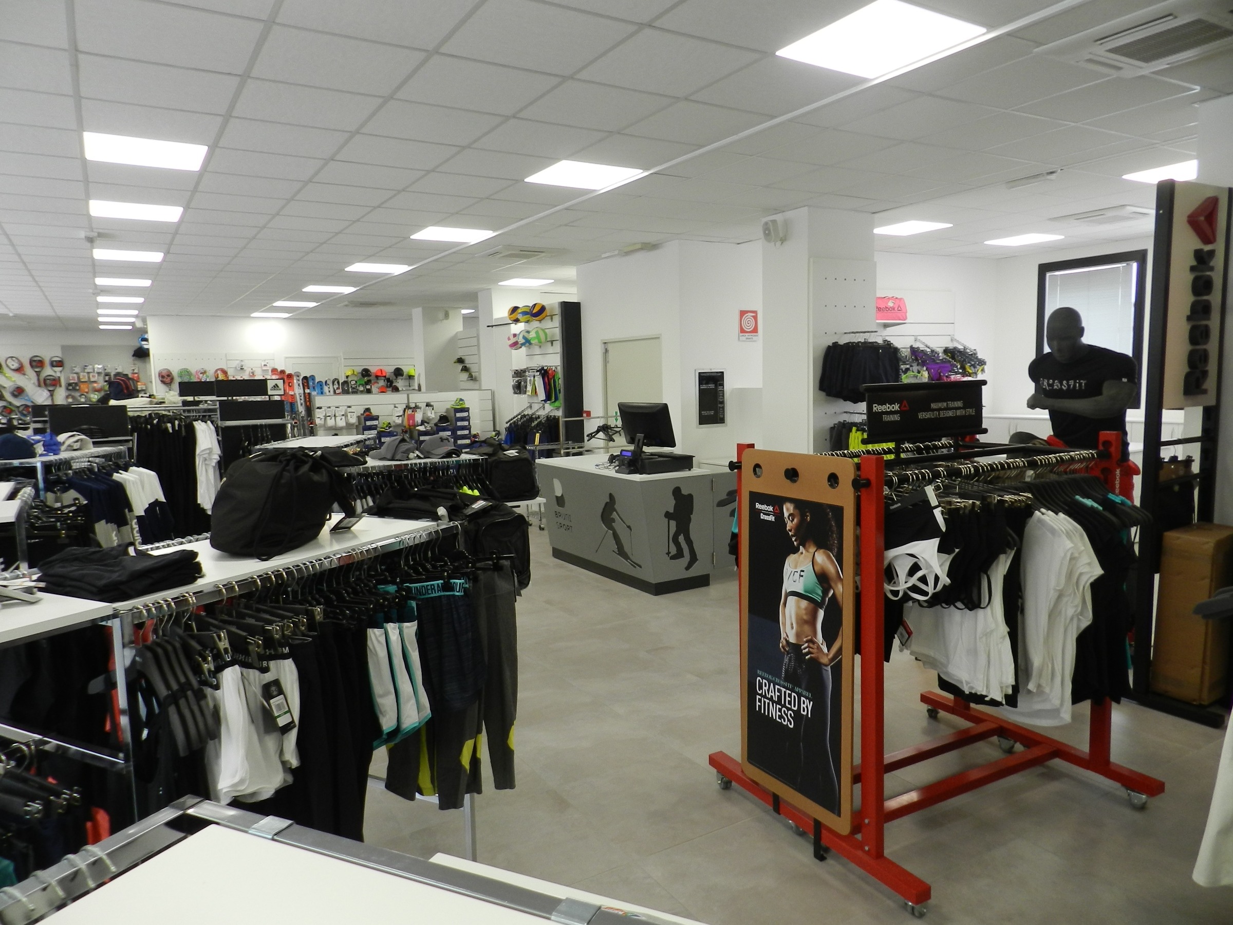 运动服饰专卖店设计-24