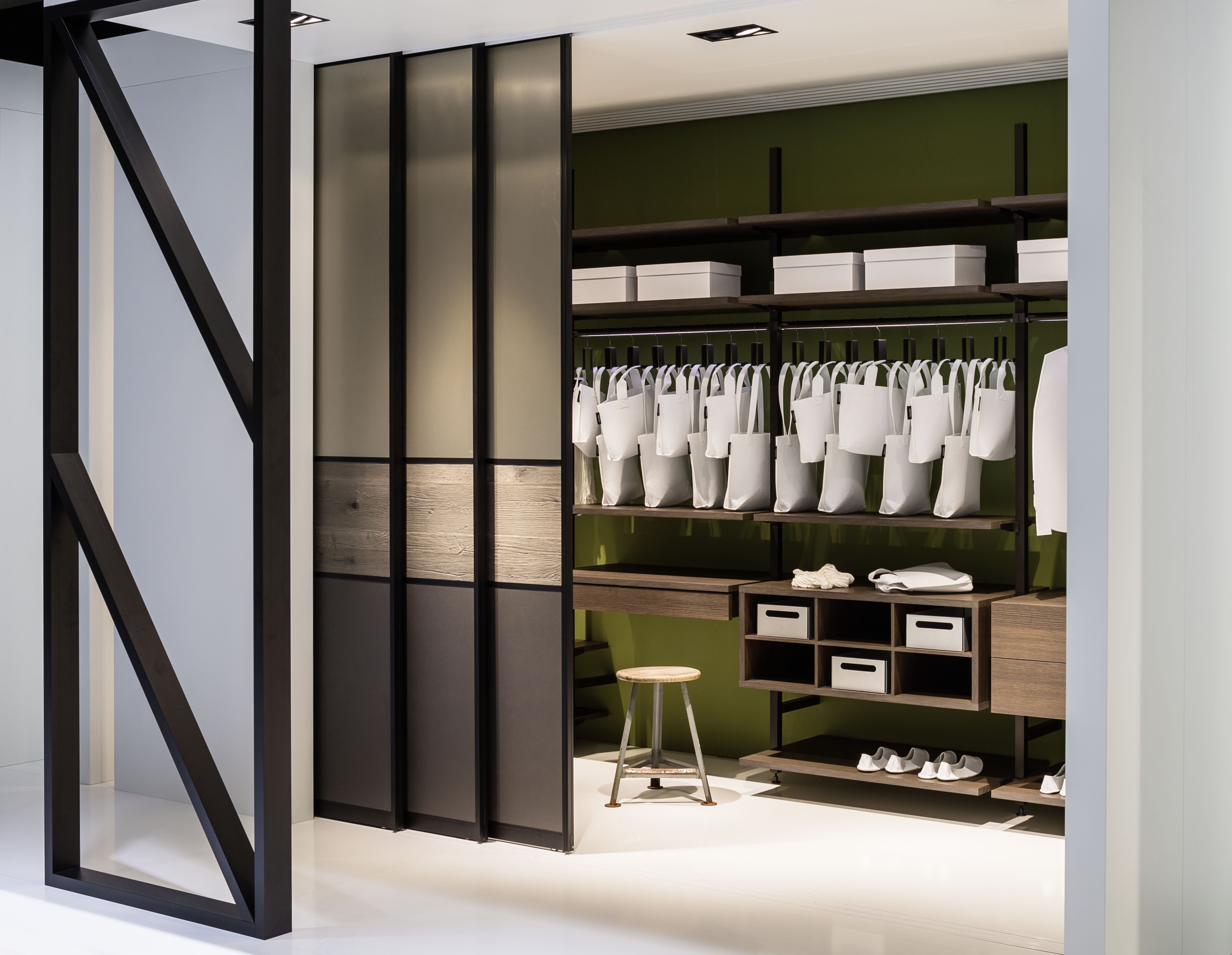 黑色调玻璃隔断打造现代复式公寓-13