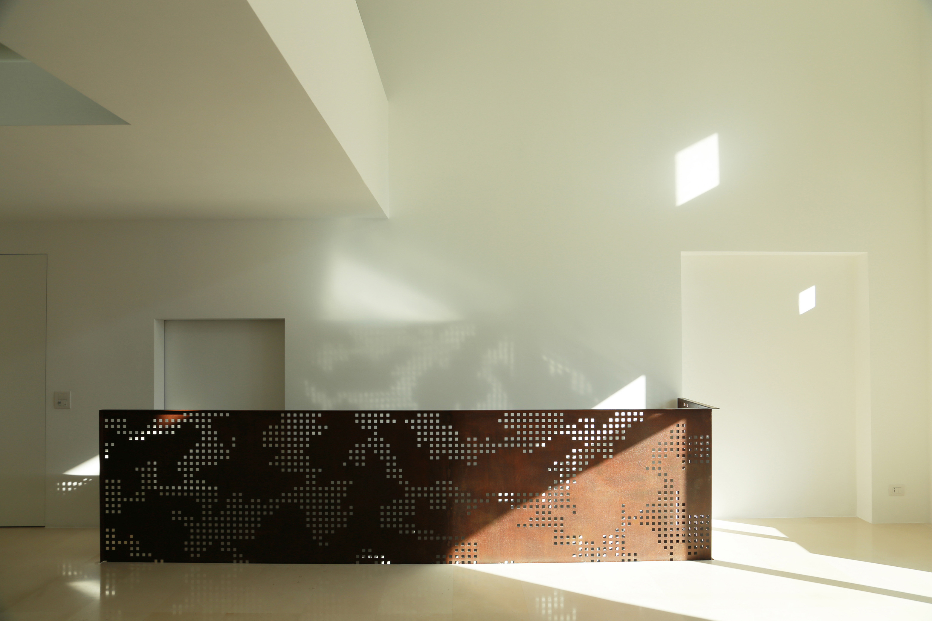 岩石中的三层住宅-4