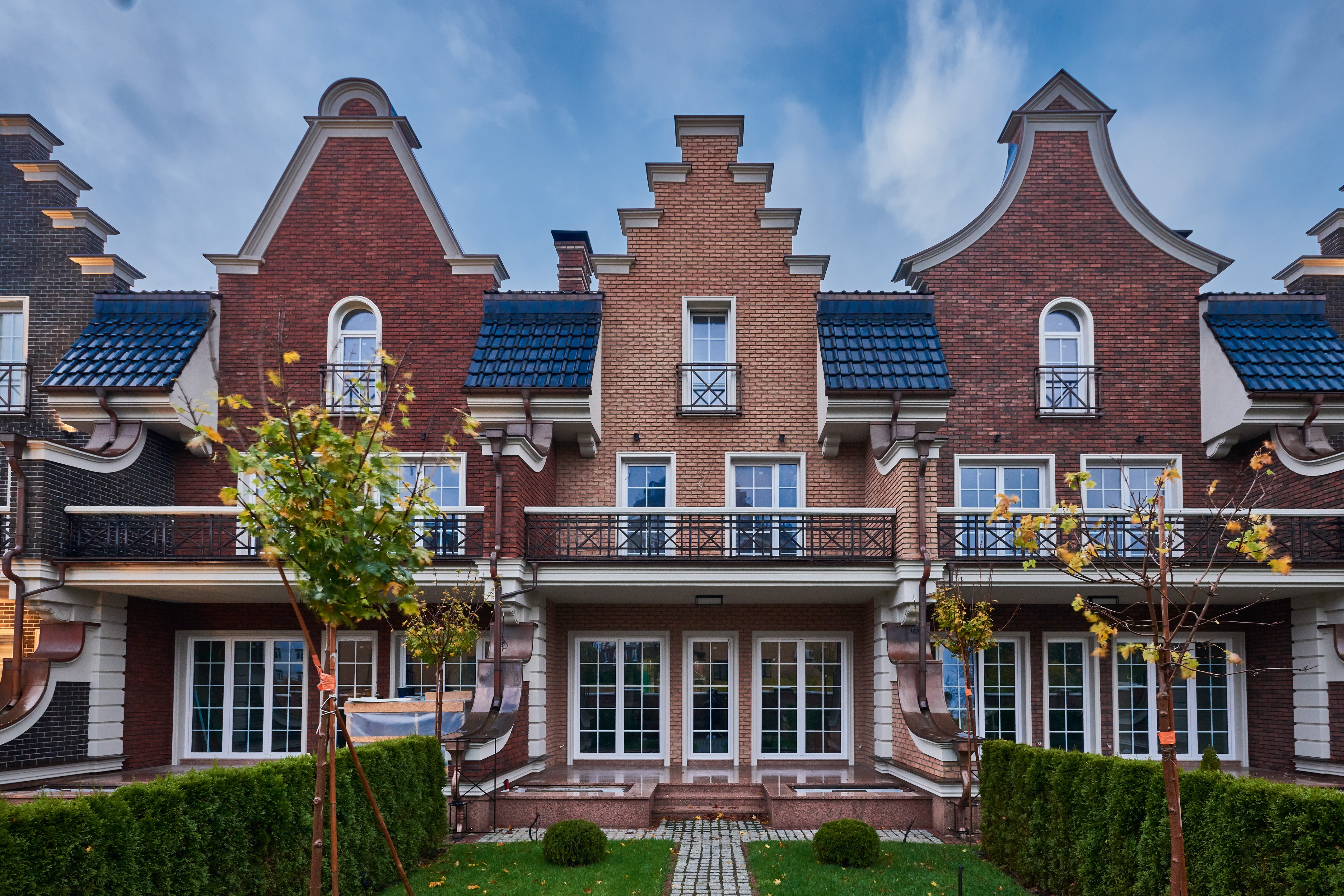 2017 年三层联排别墅影院式客厅设计-4