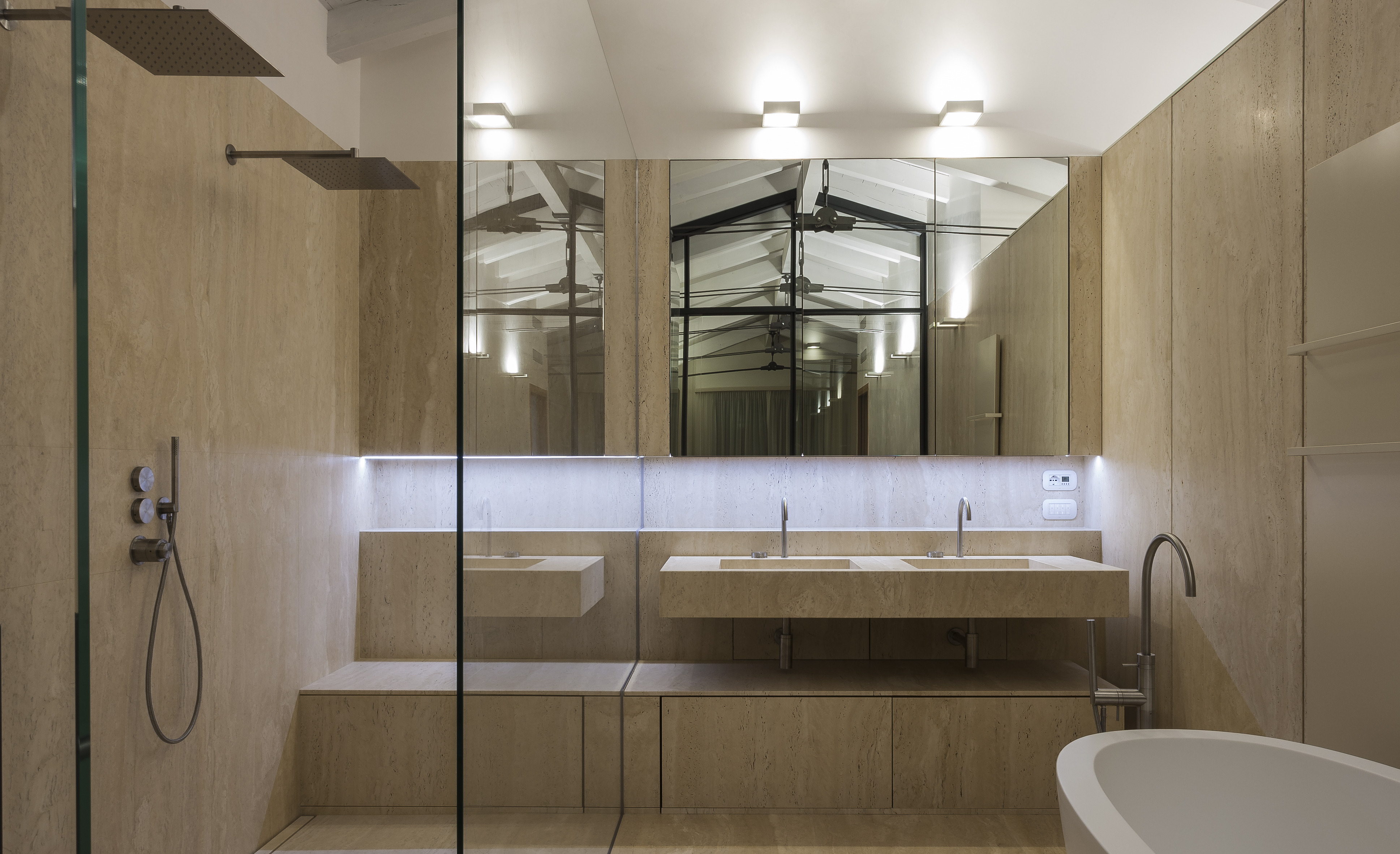 意大利私人住宅，玻璃与 travertine 的魅力碰撞-7