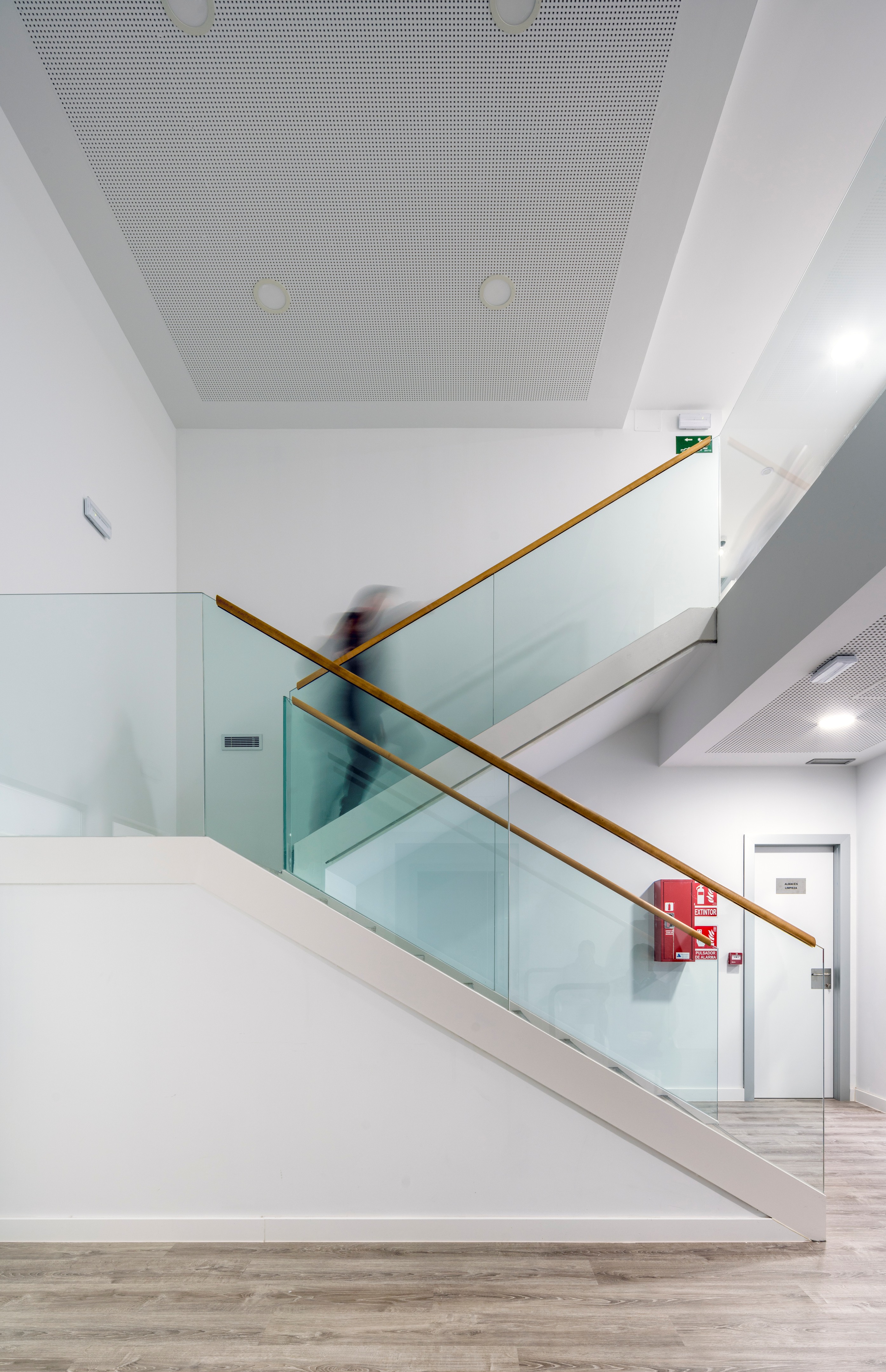 多功能康复中心 · 融入景观的城市医疗空间-22