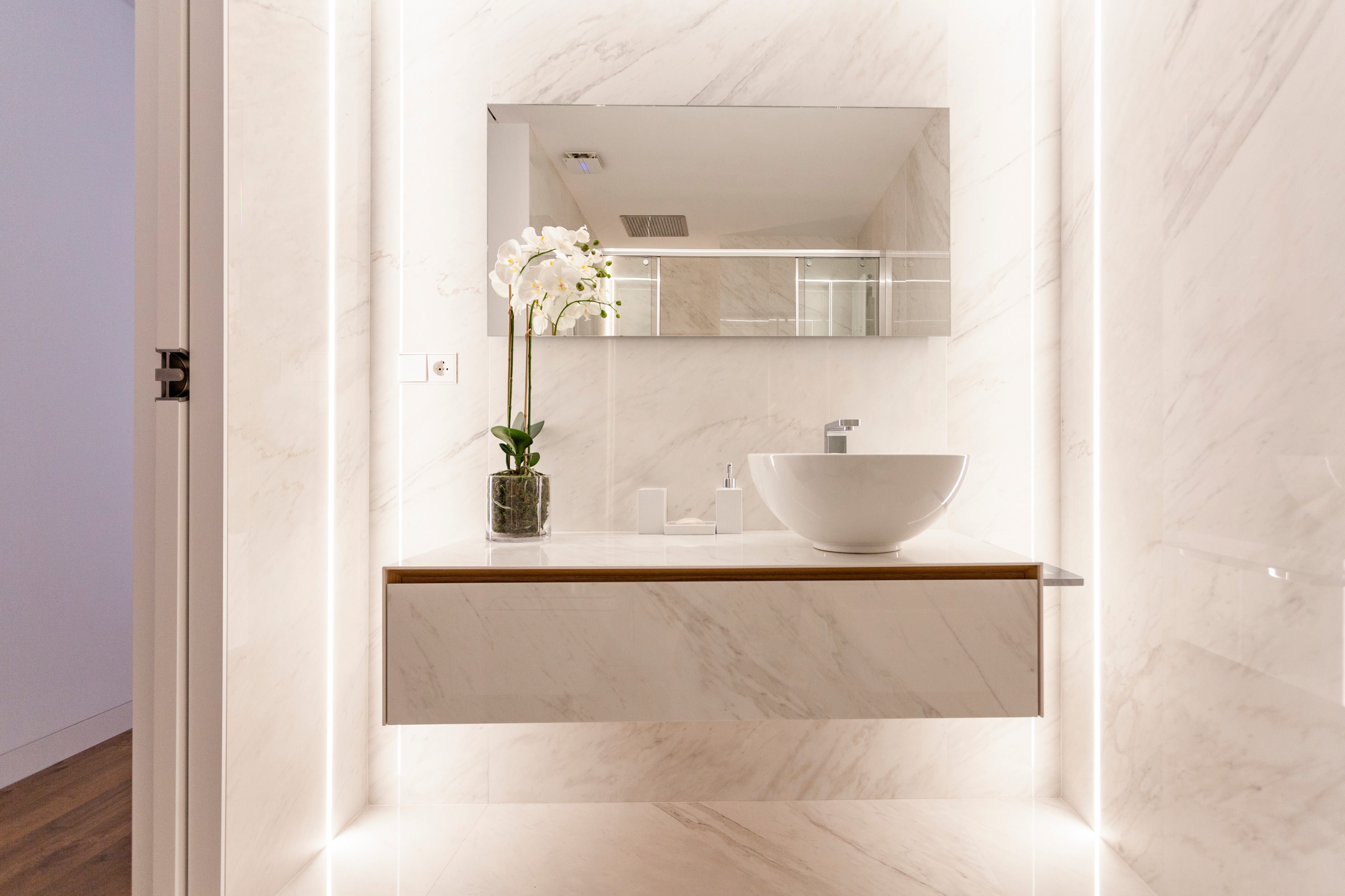 极简风格顶层公寓，温暖木质地板与经典黑白浴室设计-42