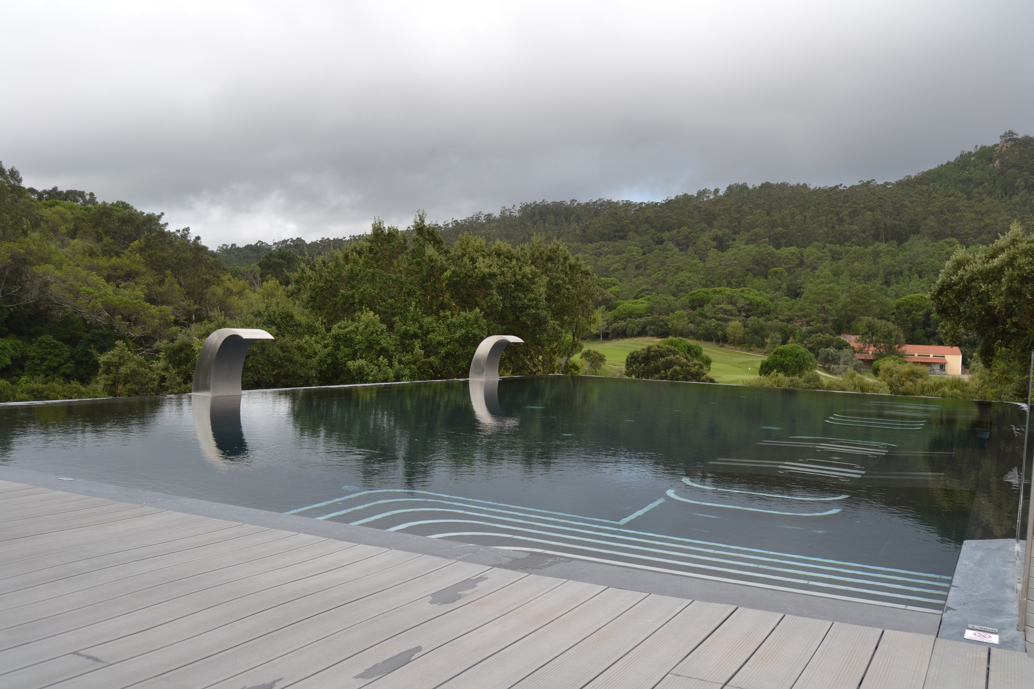 惊艳的 9 米高悬浮泳池设计-0