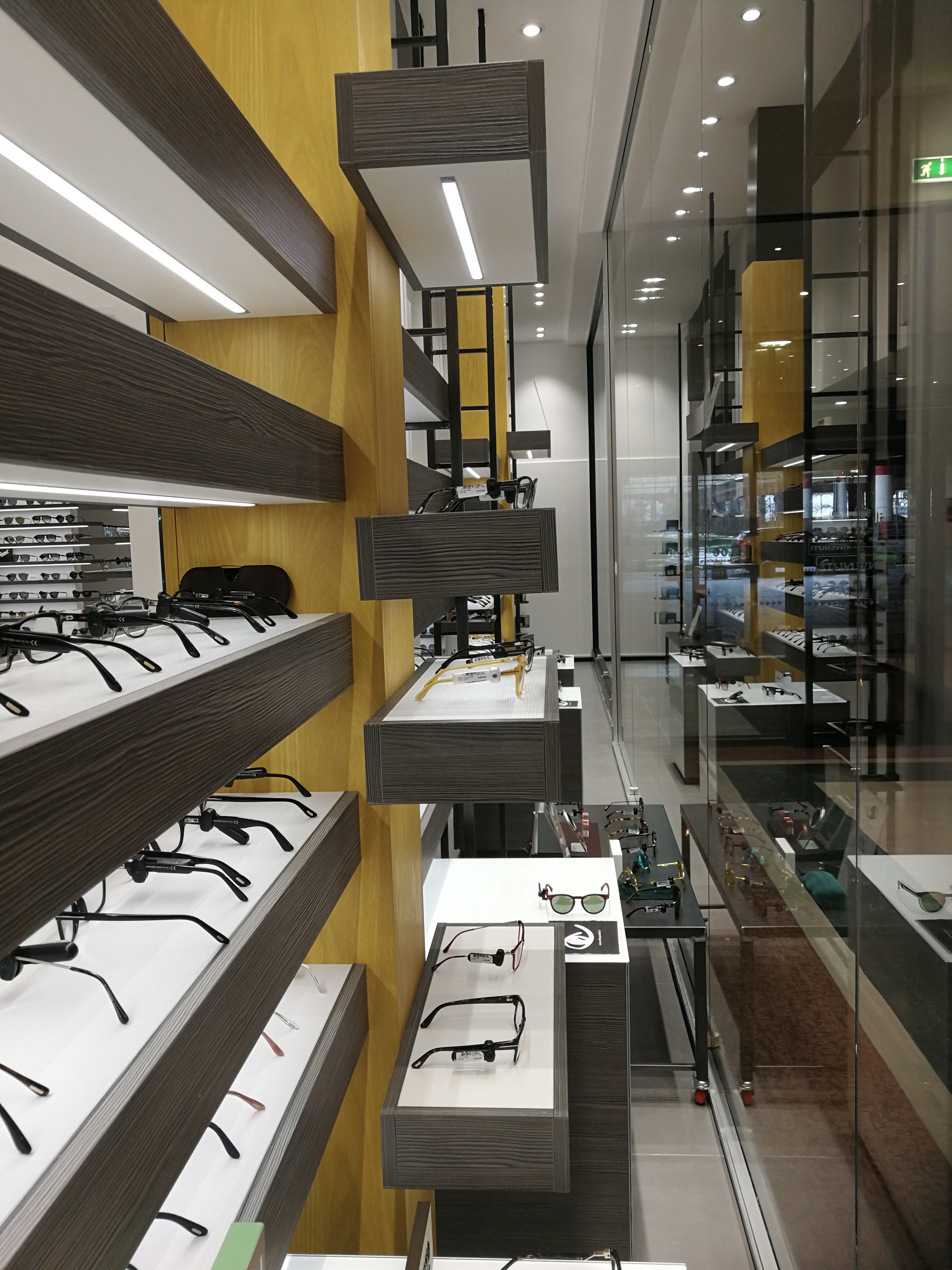 Ottica Piubello 购物中心的工业风设计-23