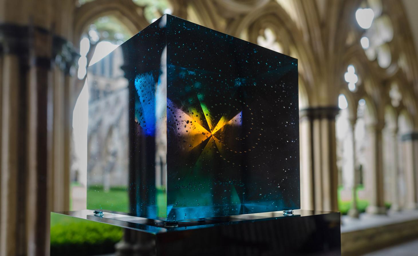 九位玻璃艺术家在大教堂中创作“反思”之作-20