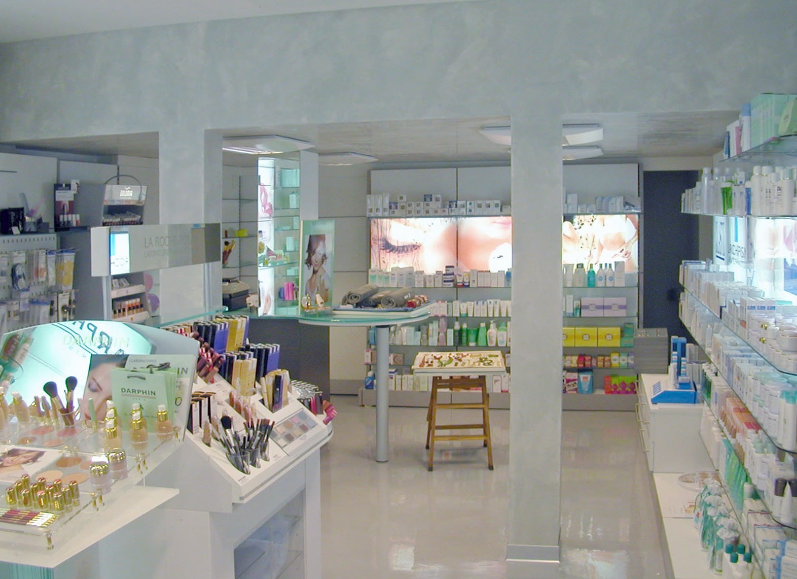 2004 年完成的 Mainardis 新药店室内设计案例-8