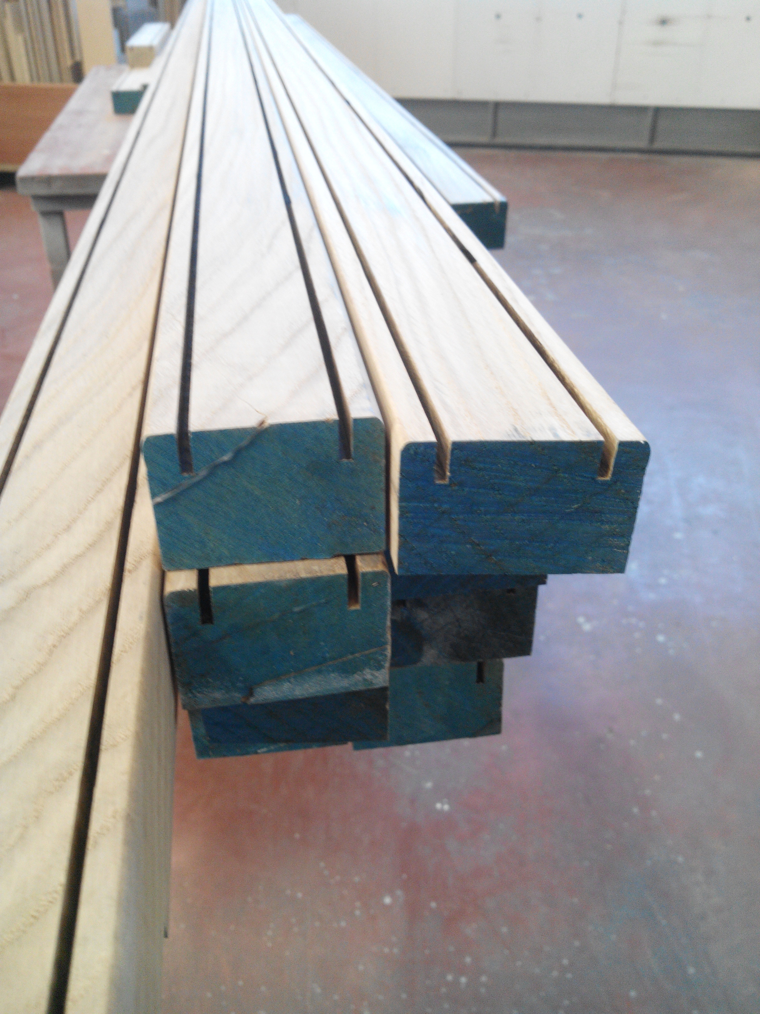 实木楼梯扶手，打造精致共管公寓空间-4