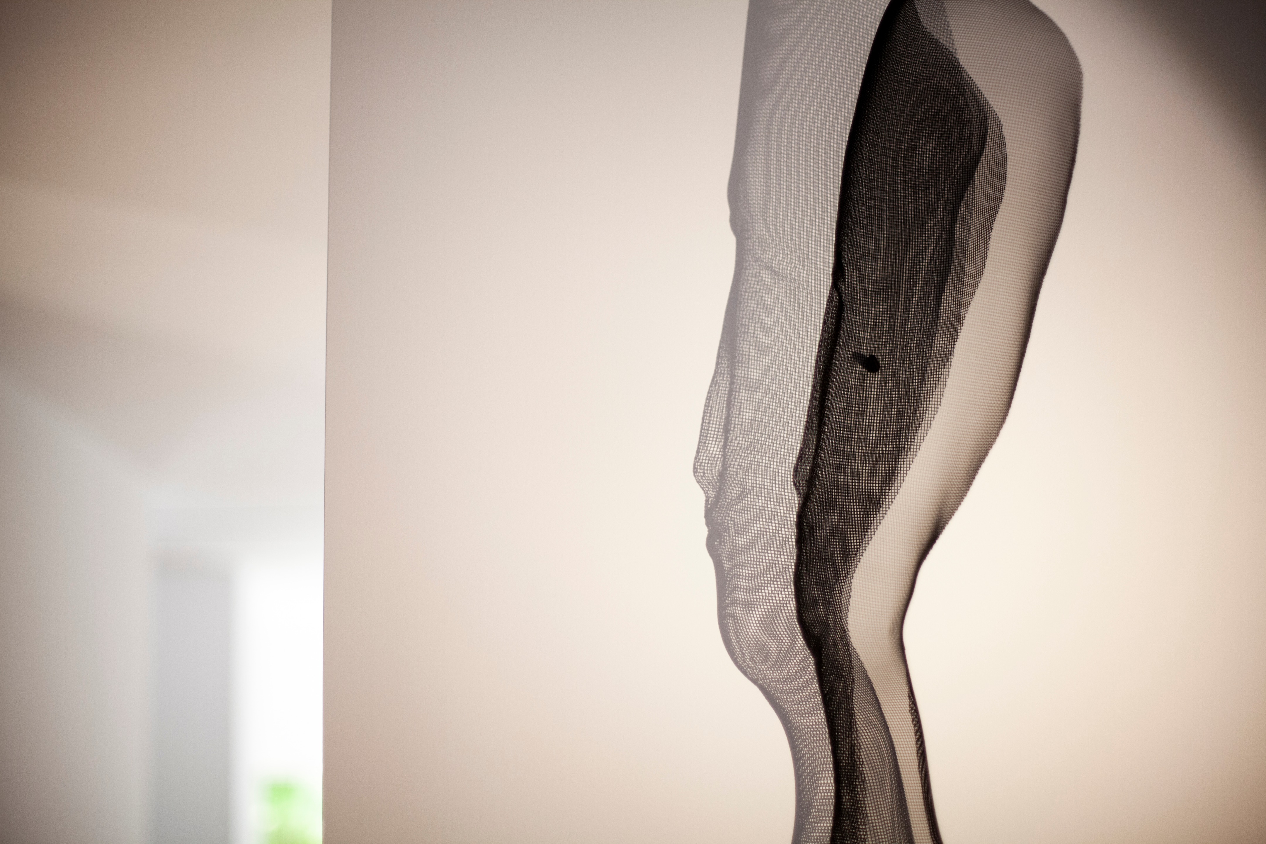 极简风格顶层公寓，温暖木质地板与经典黑白浴室设计-17