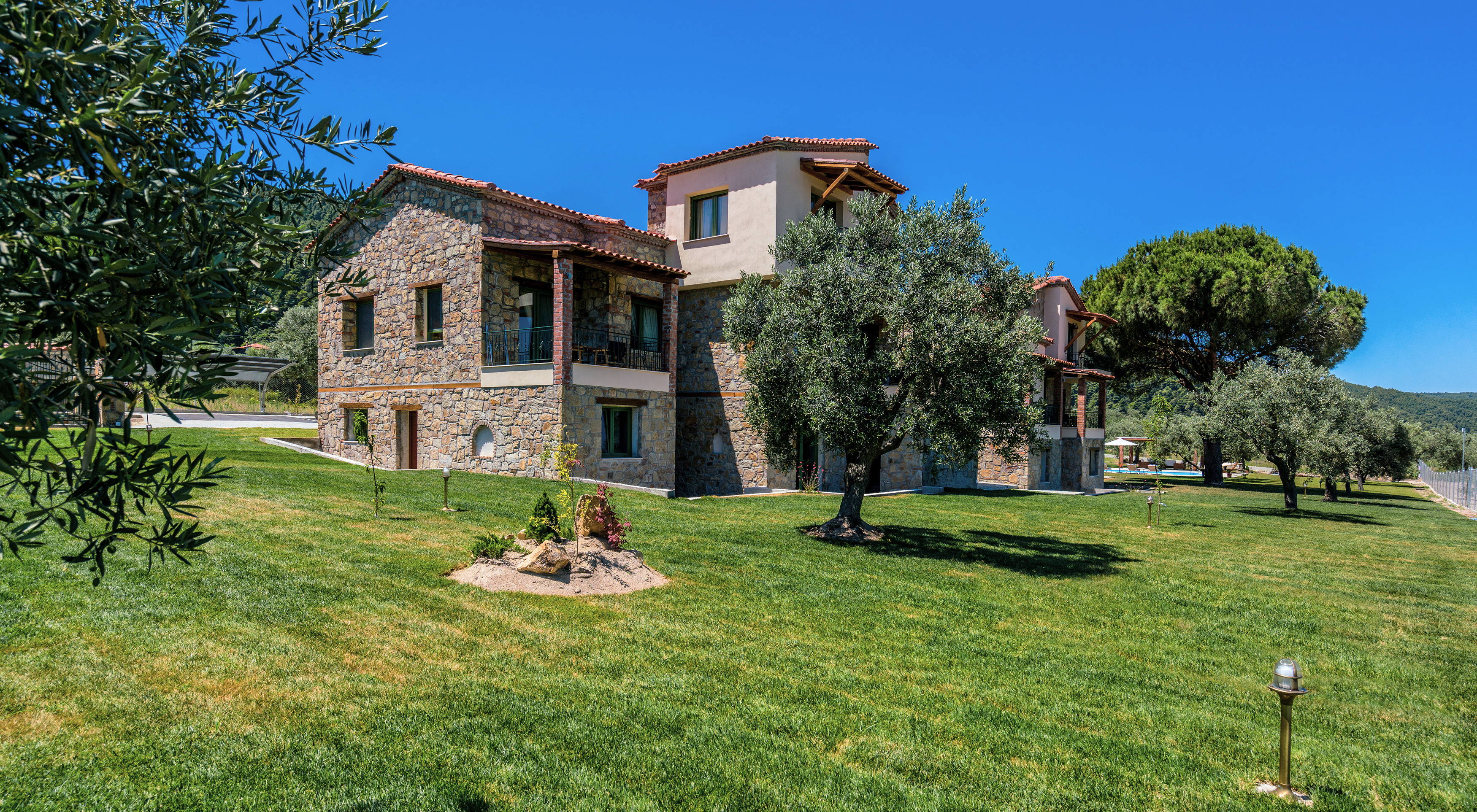 森林海景中的石筑豪华套房-24