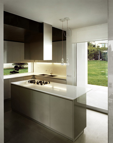 意式海岸住宅，白色“带状”空间诠释生活美学-9