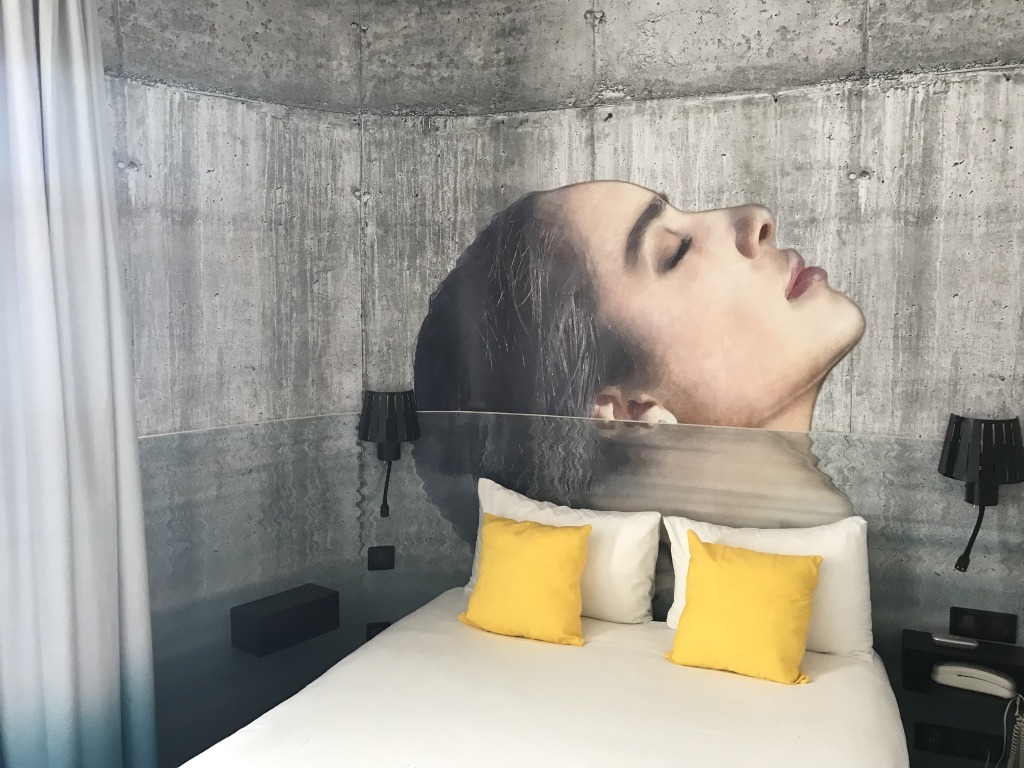 法式海滨酒店"Le Bord'O"的街头艺术风格室内设计-7