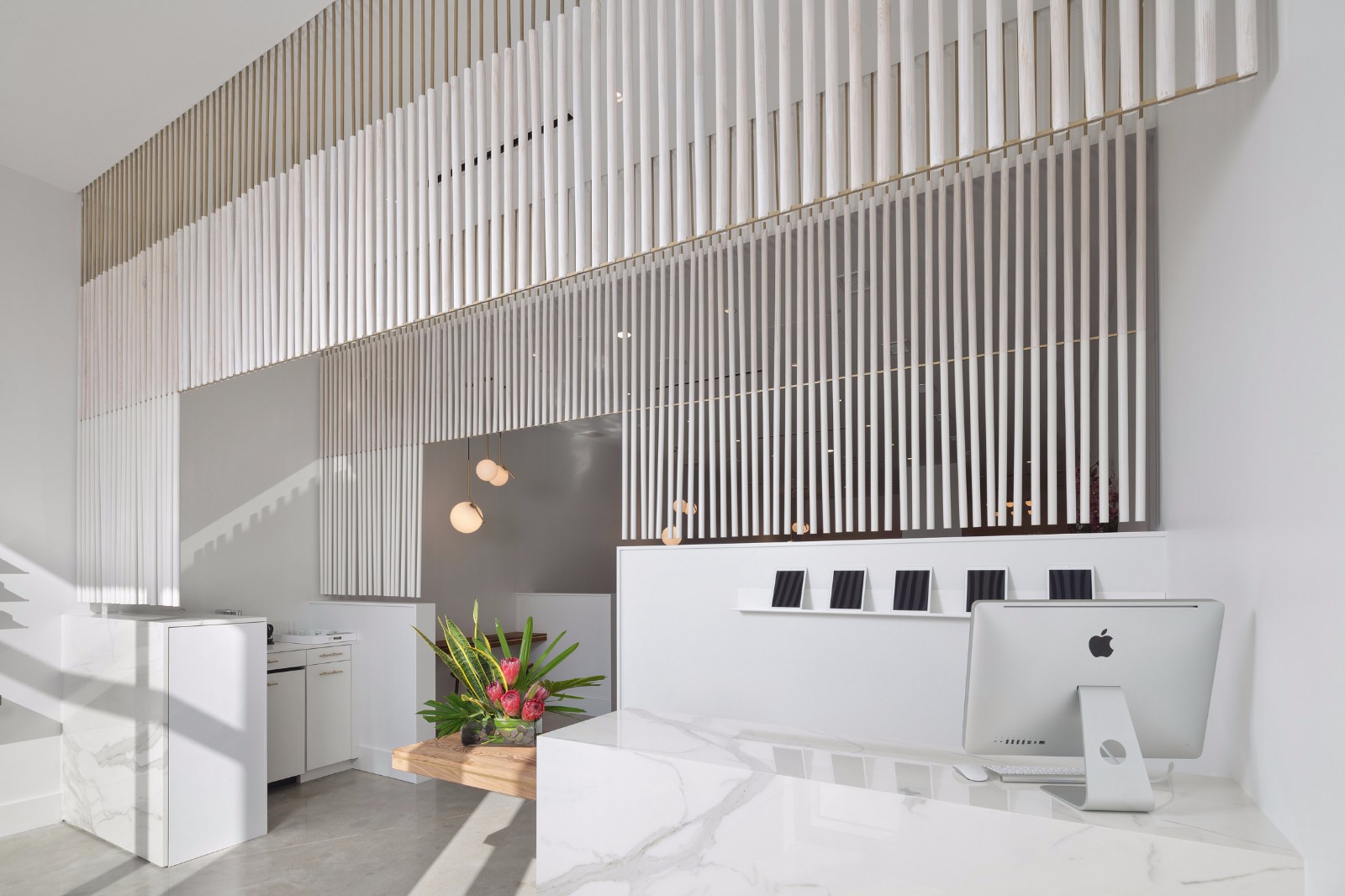 蓝色座椅,黄铜细节构建的舒适美甲空间-3