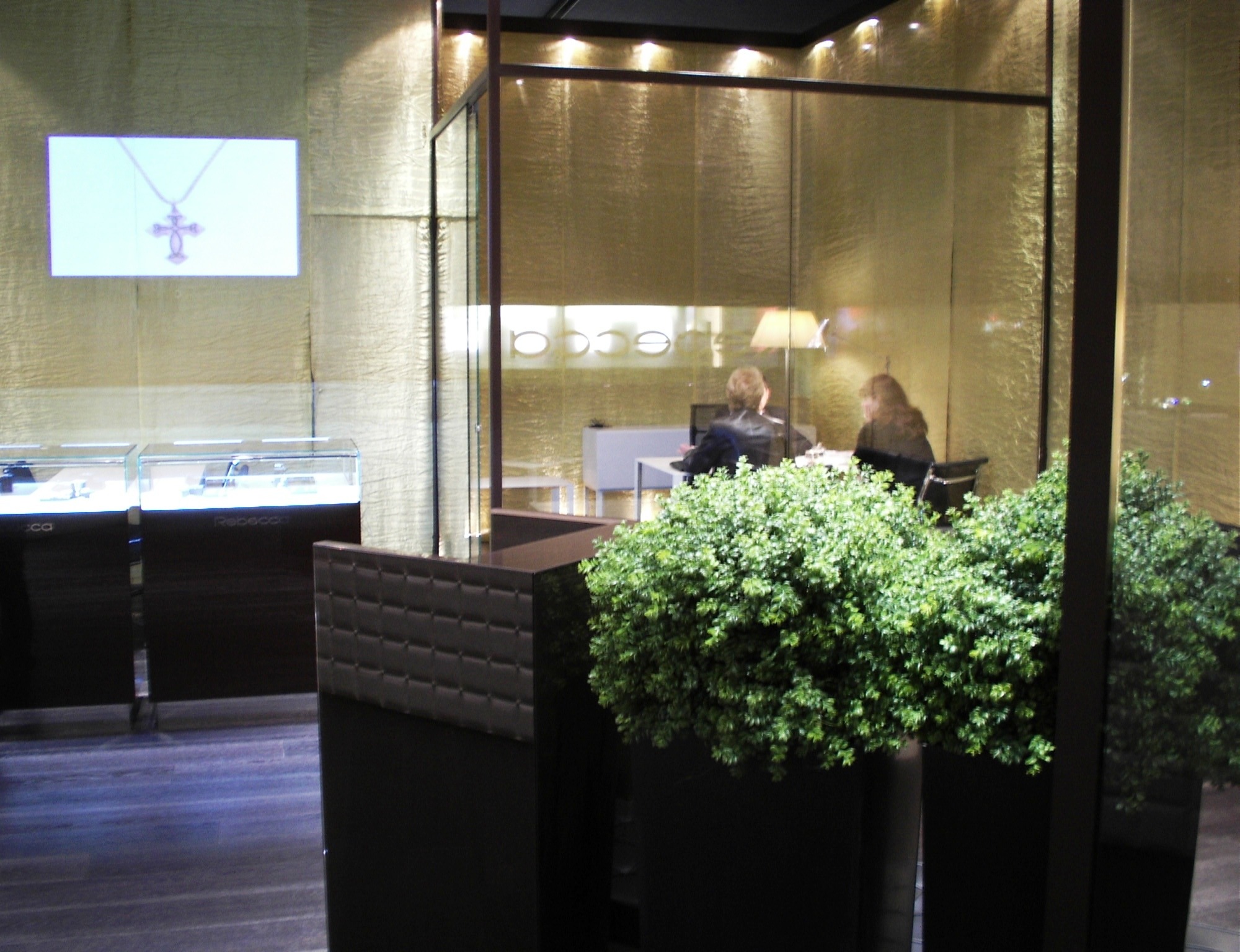 瑞贝卡巴塞罗那展位设计 | 摩登与优雅的完美结合-2