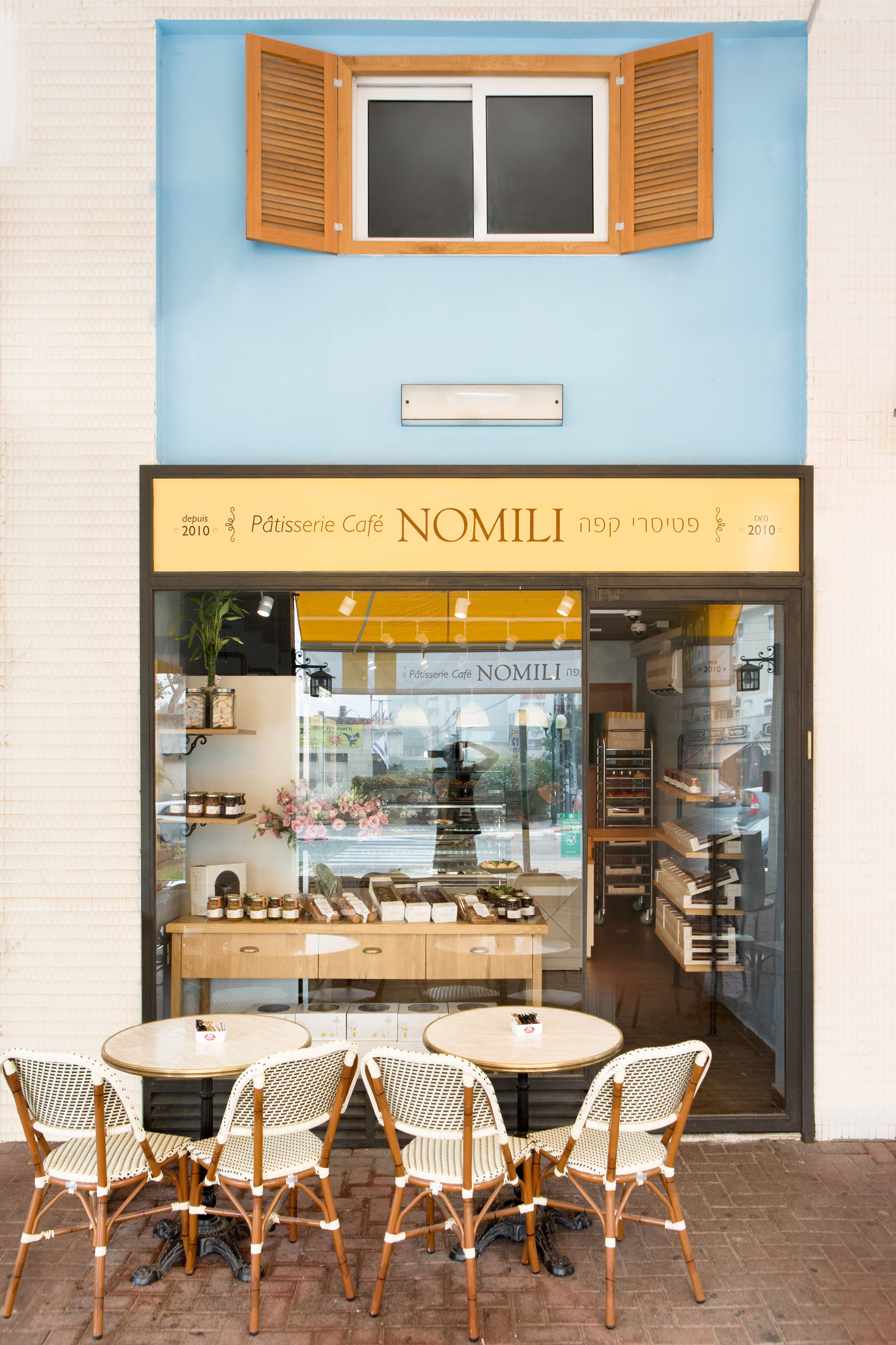 温馨蓝棕木质元素烘托的烘焙店设计-6