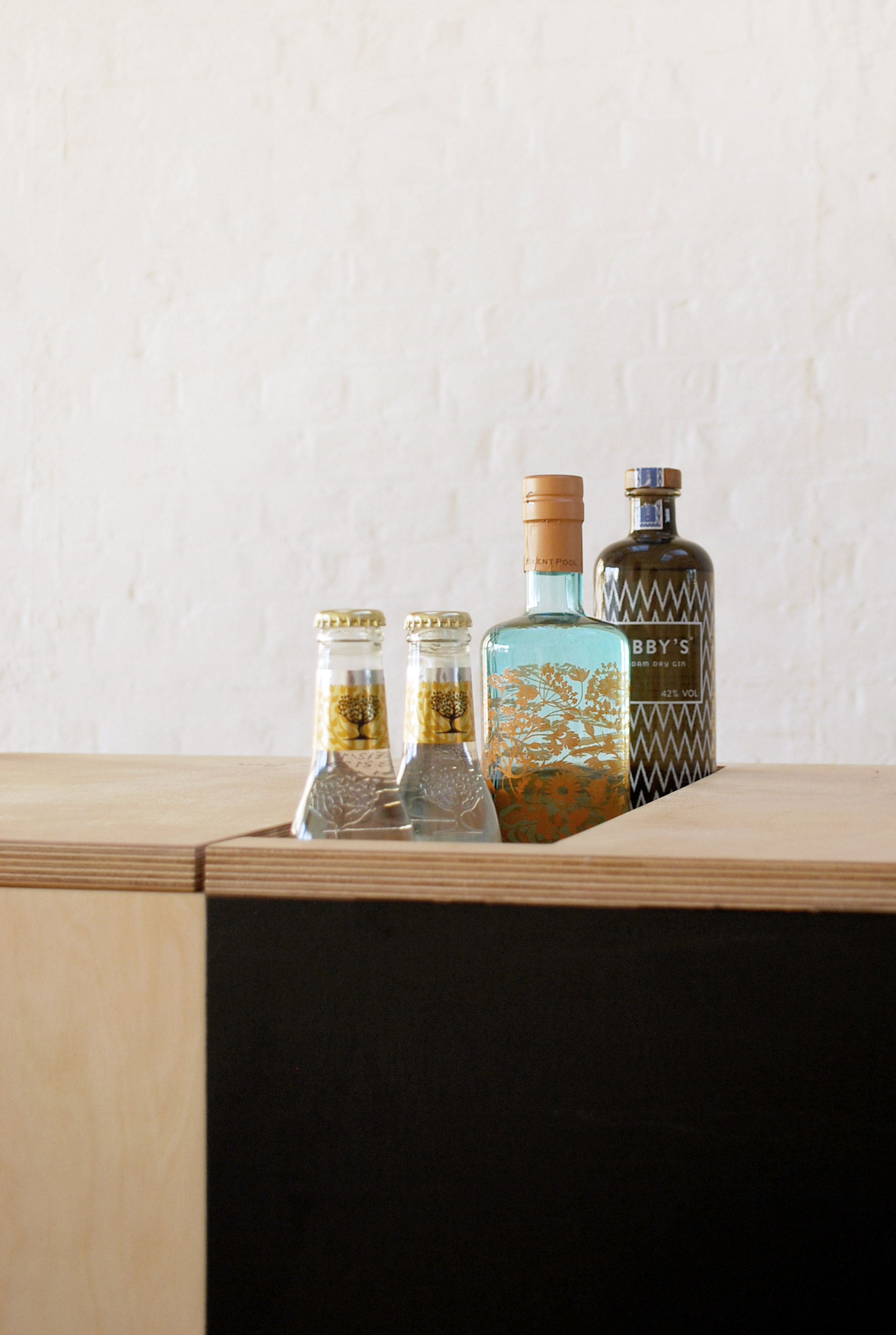 伦敦建筑公司创意打造移动杜松子酒推车办公家具-11