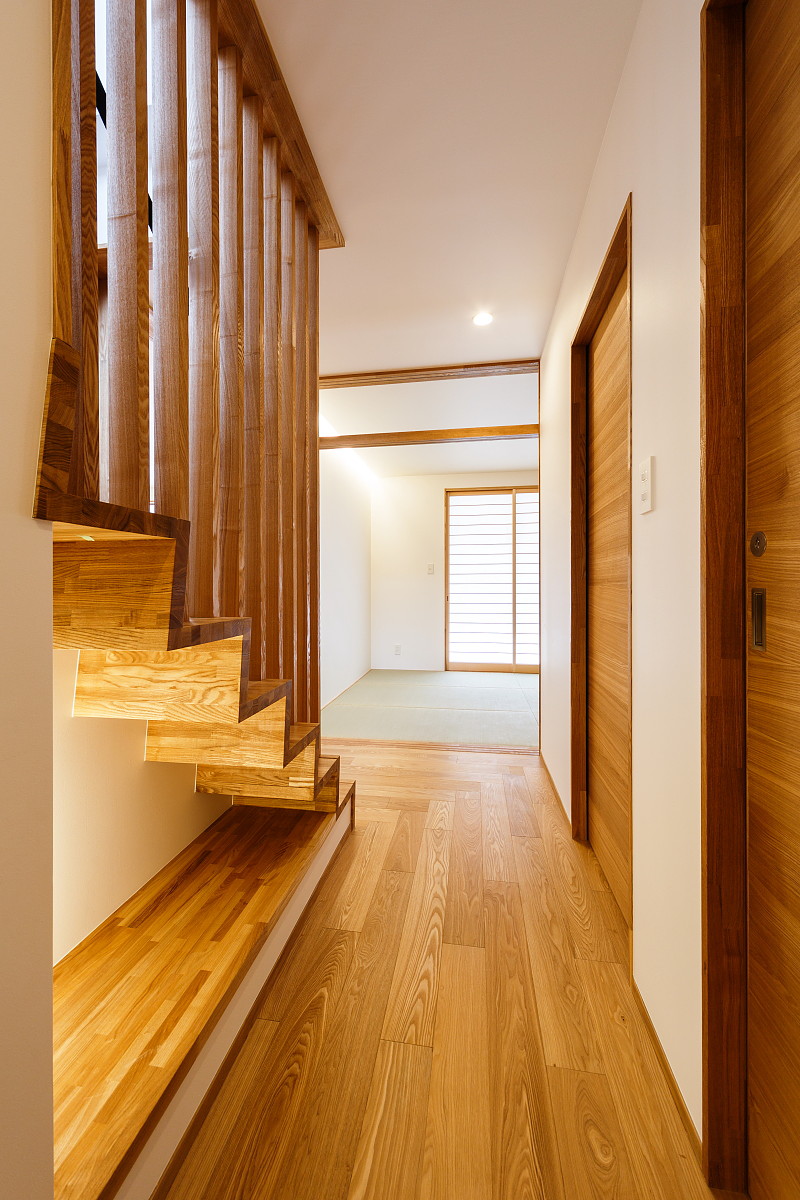 京都豪斯洛极简住宅 | 木质定制空间与倾斜天花板设计-7