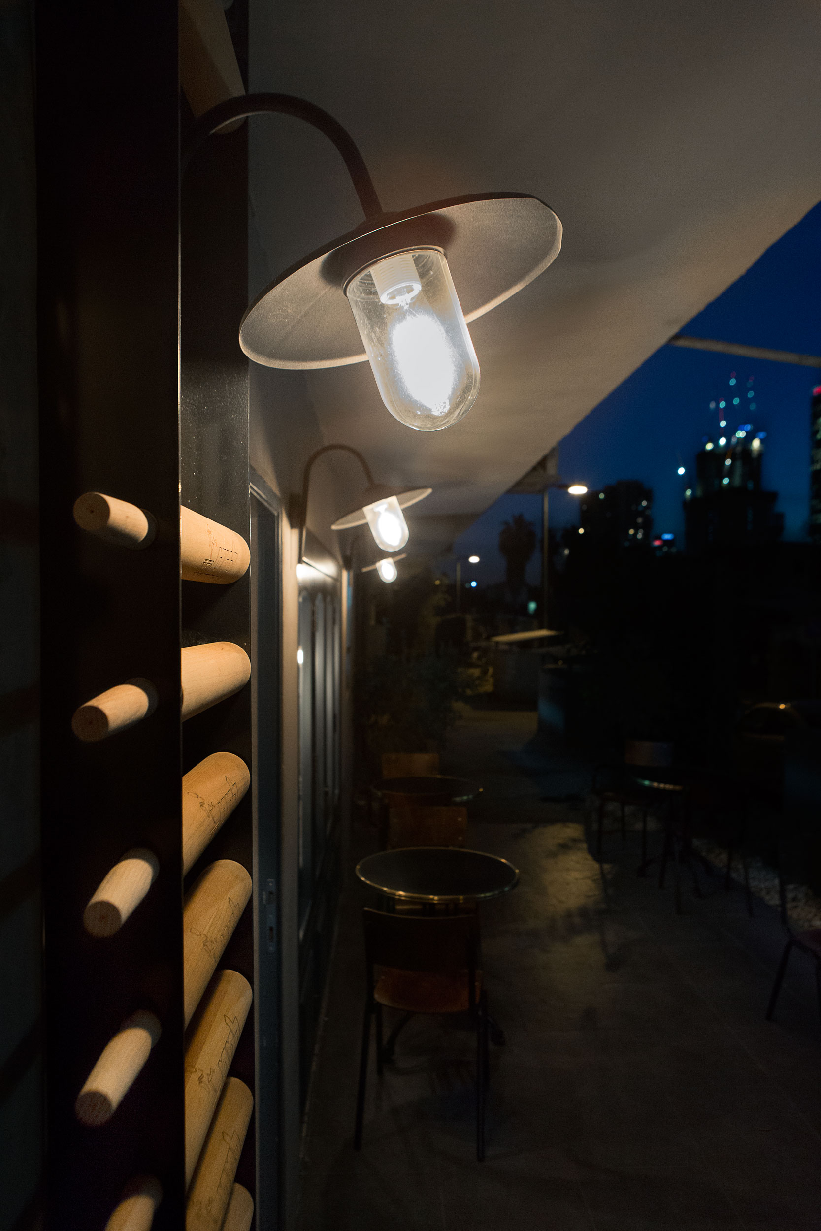 金属木质元素打造的现代烘焙咖啡厅-20