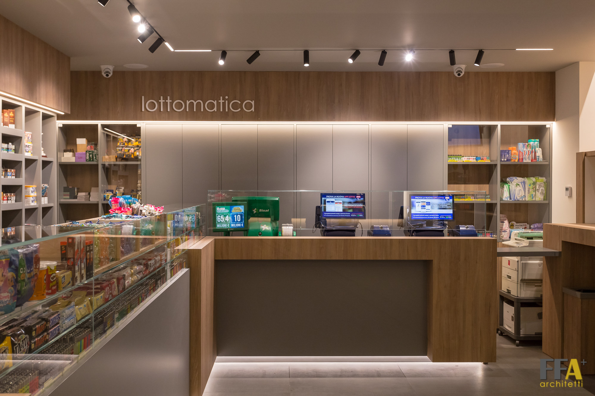 2017 年完成的意大利 Catania 市历史建筑中的 Tabaccheria Salice 店铺室内设计-5