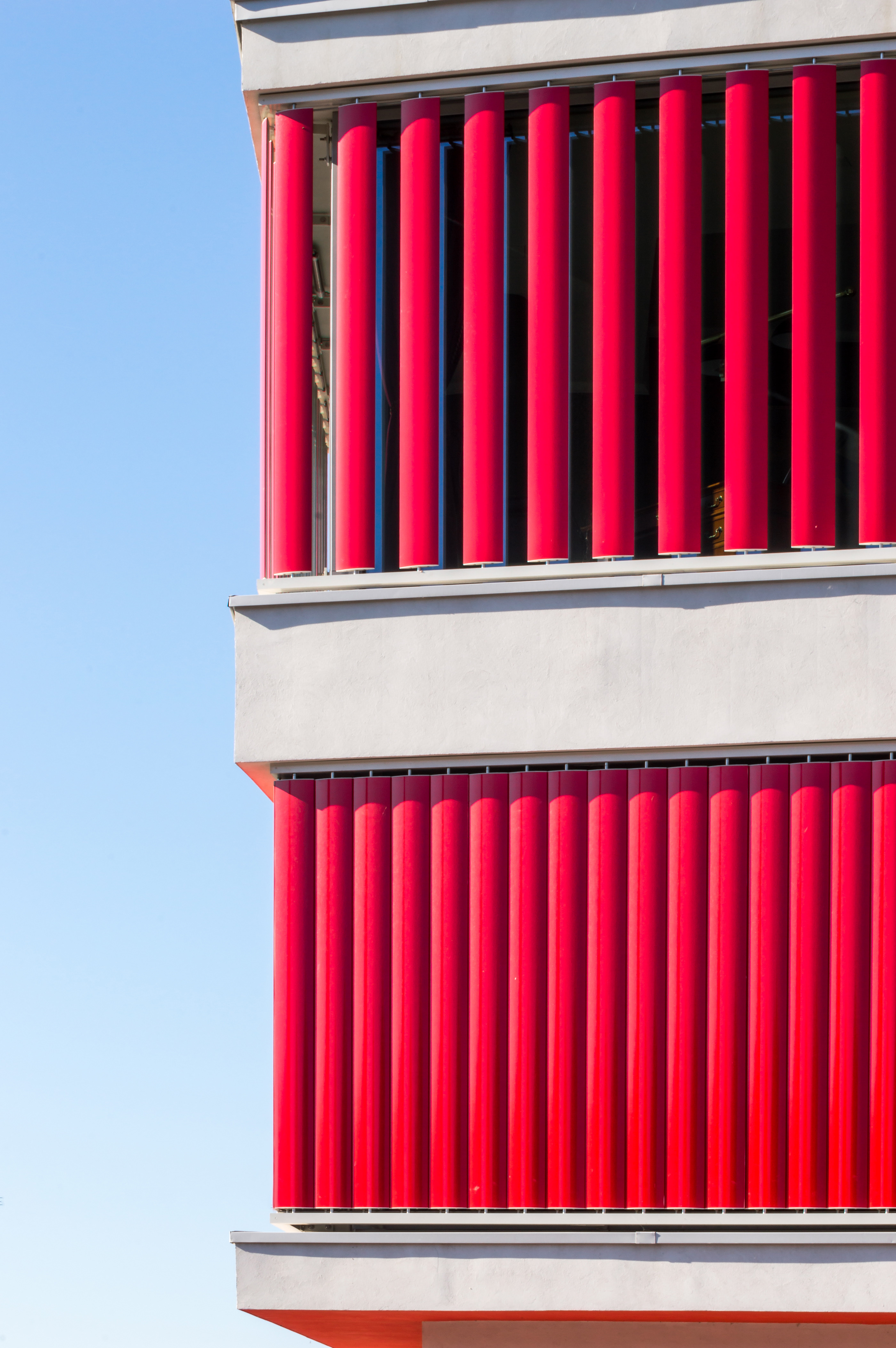 Red blinds on the new LZ Thermotrade Office by Krüllung-1