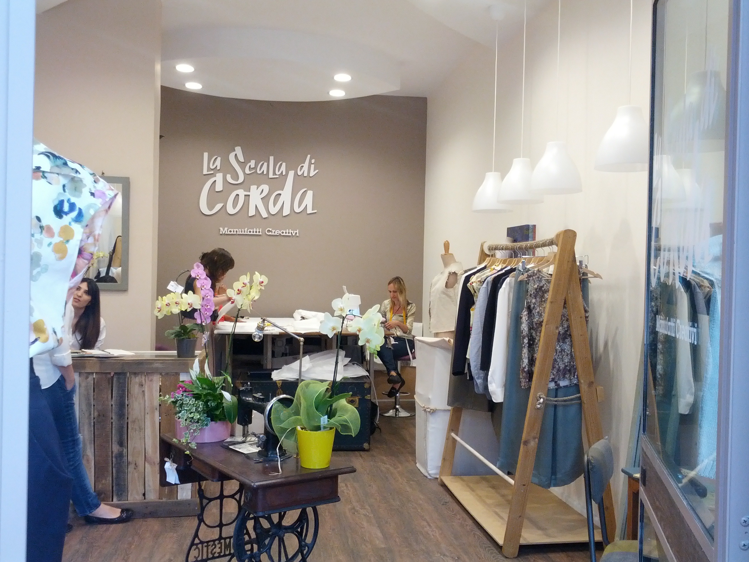 逆境中的璀璨舞台——罗马女性手工制品工作室-0