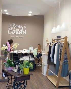 逆境中的璀璨舞台——罗马女性手工制品工作室