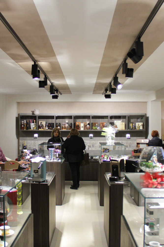 优雅珠宝般的咖啡店设计-13