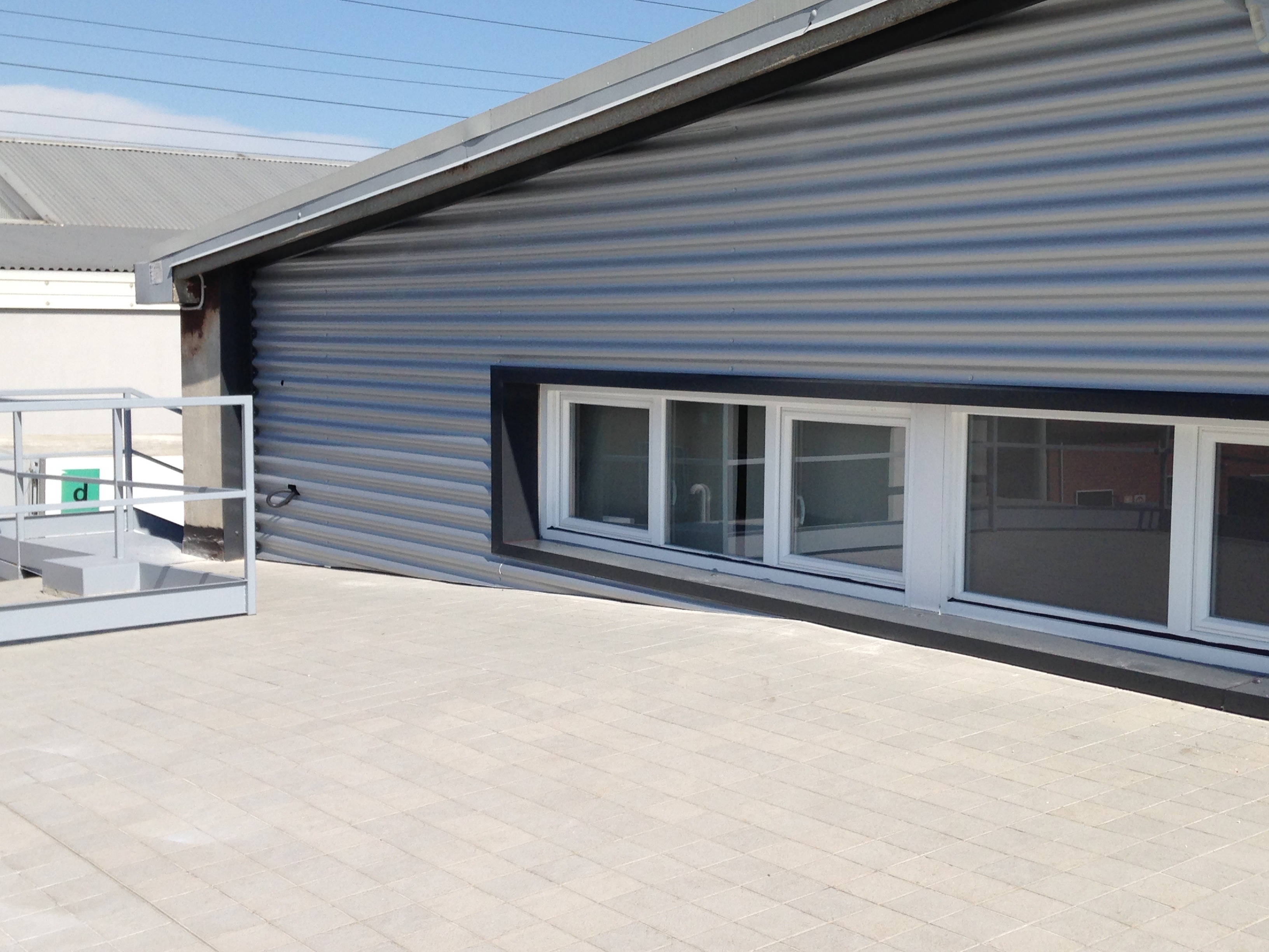 波浪铝板翻新旧厂房 打造现代办公空间-0