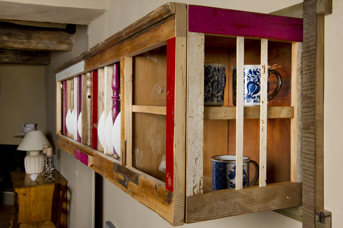 颠覆传统的乡村风格木制餐具柜-25