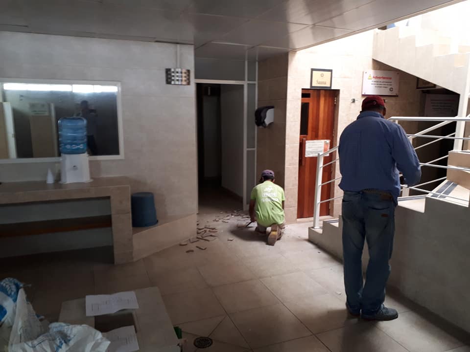 墨西哥乡村俱乐部拉斯·乌尔塔斯浴室和更衣室翻新-30