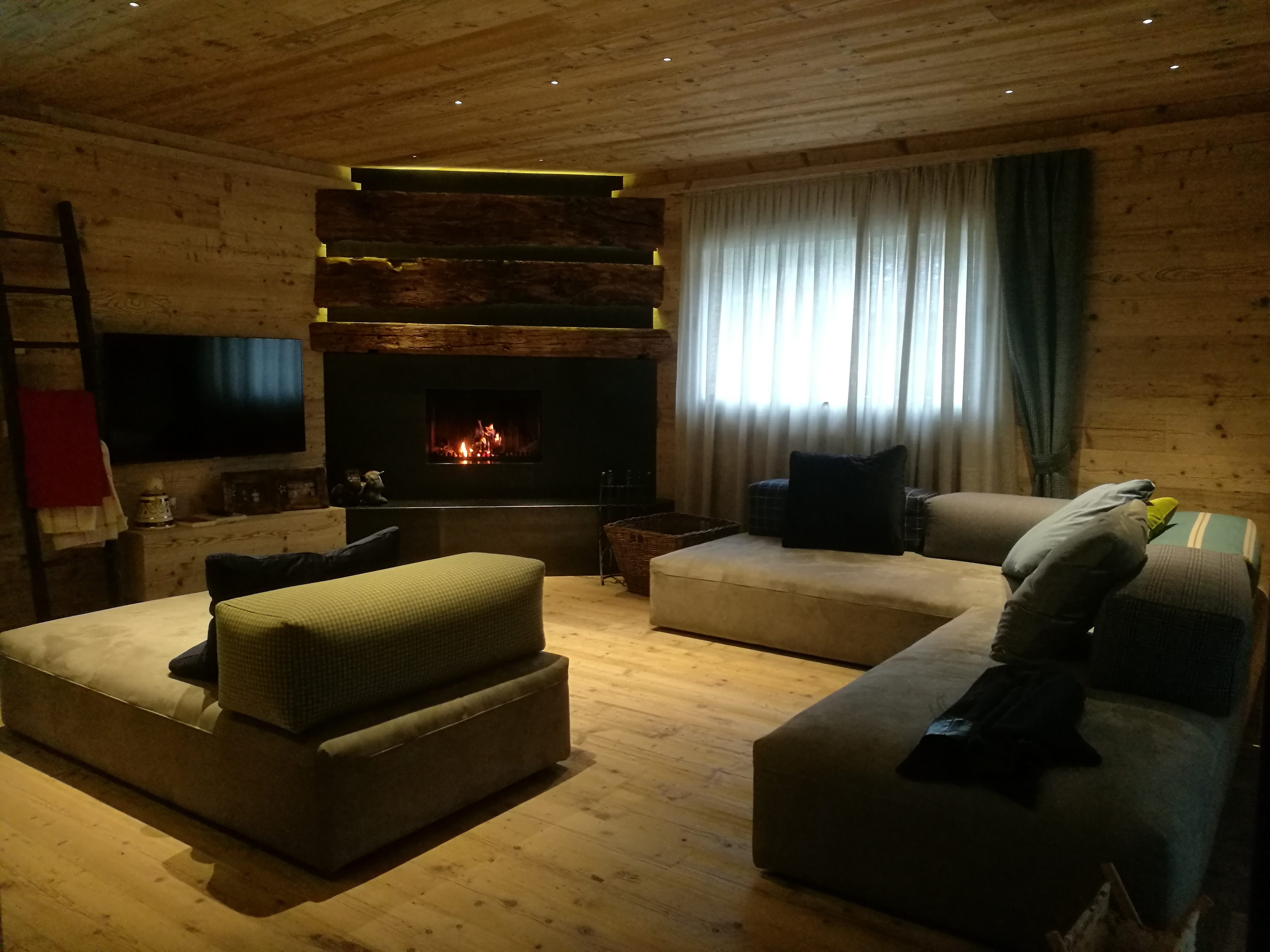 意大利伦巴第山间小屋 | 自然光线与木质生活的和谐共生-3