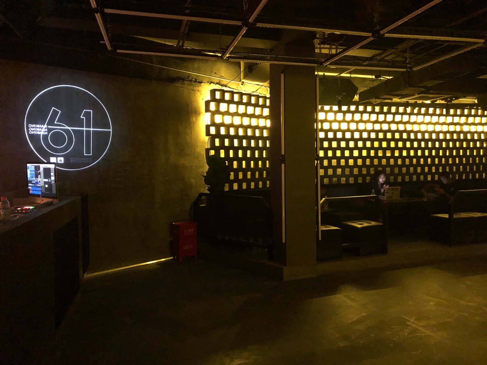 南京 61 号地下酒吧 | 镜面 LED 艺术空间-22