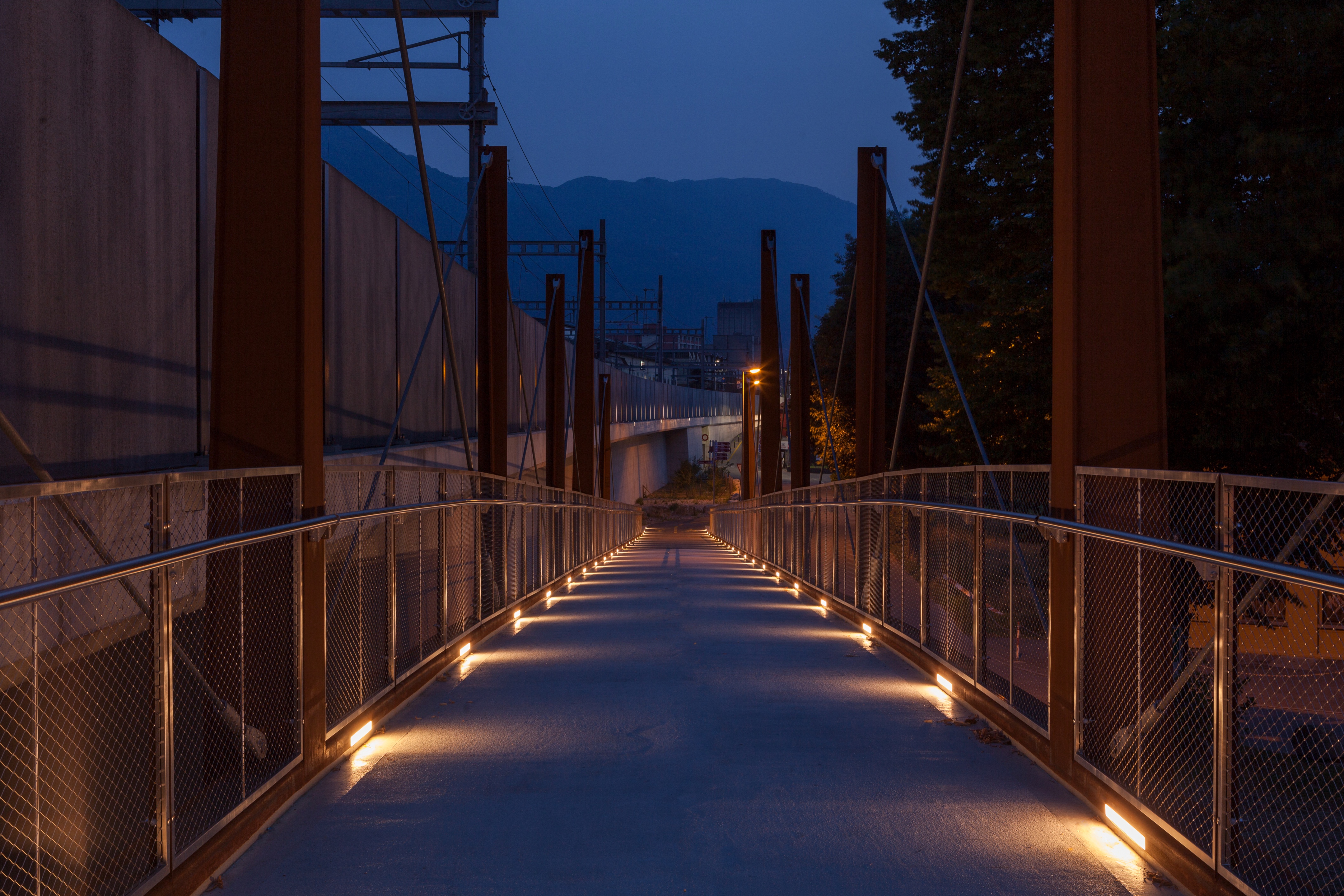 瑞士贝尔林佐市 Saleggi 人行天桥-1