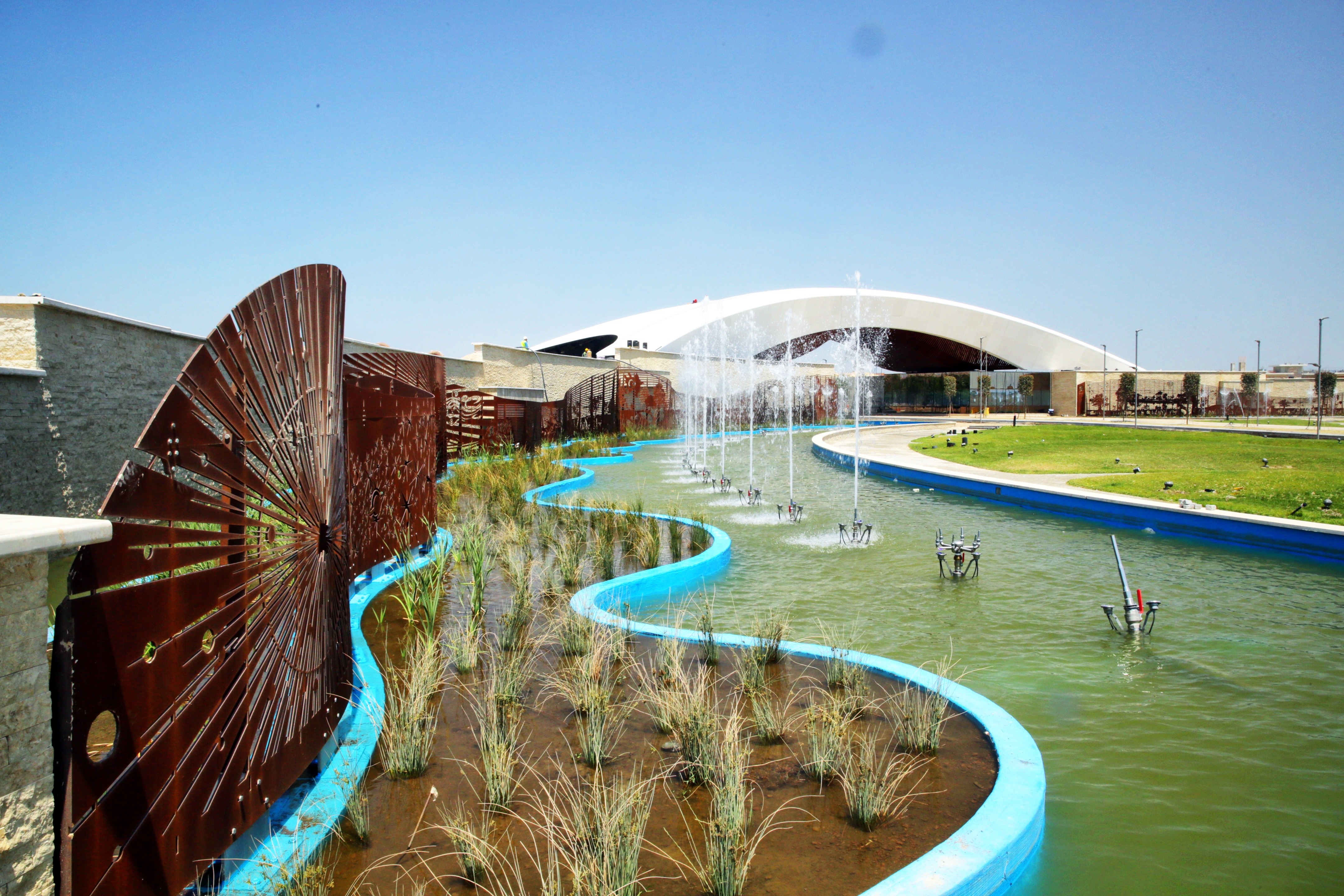 阿塞拜疆 IDEA 公司打造梦幻高尔夫俱乐部入口巨型艺术装置-2