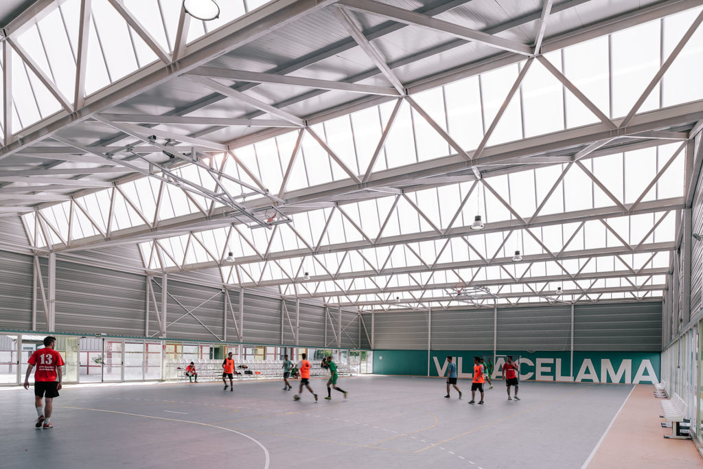 乡间悬浮的运动中心-14