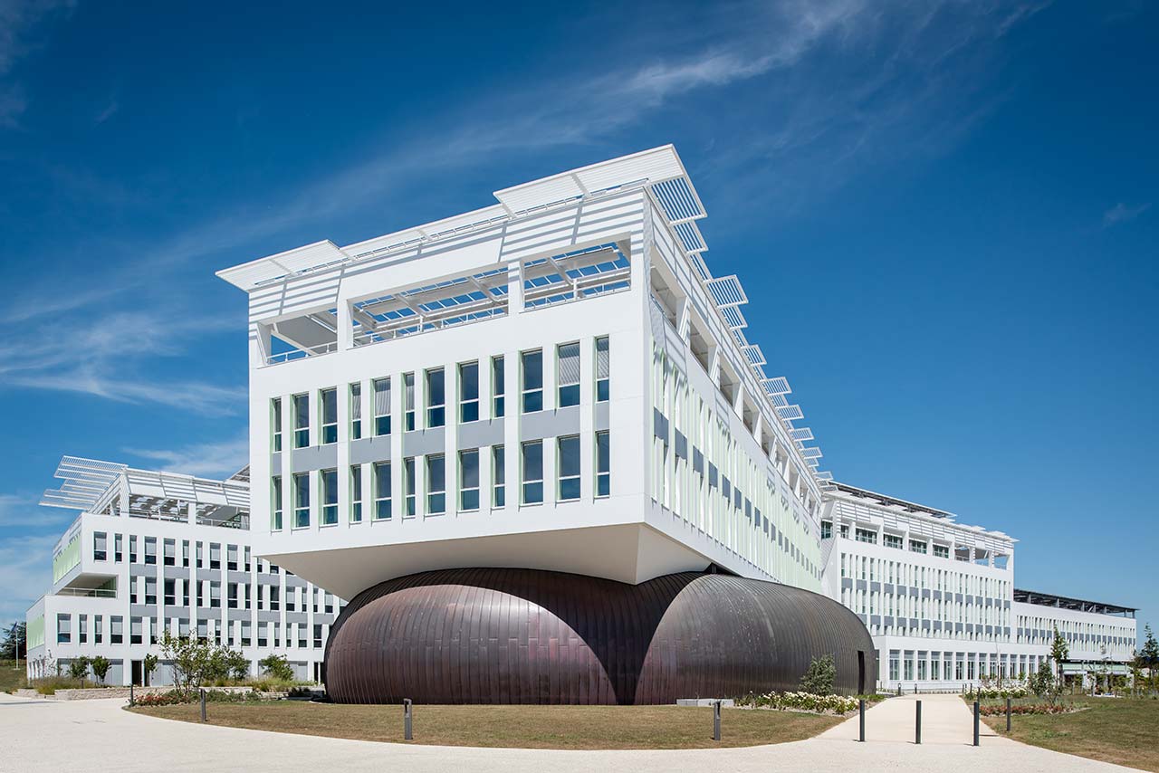 法国 Credit Agricole Poitou 企业总部,现代与古典的完美融合-0