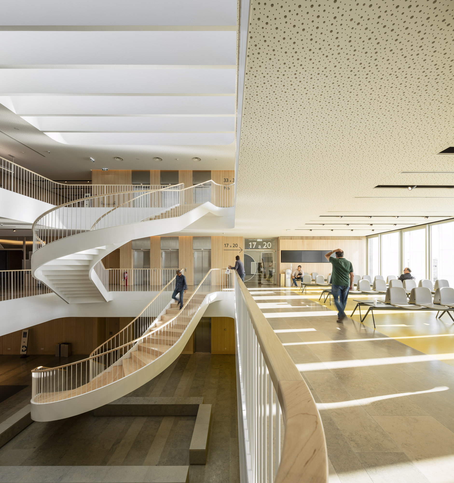 光之医院 · 创新室内设计营造舒适就医环境-0