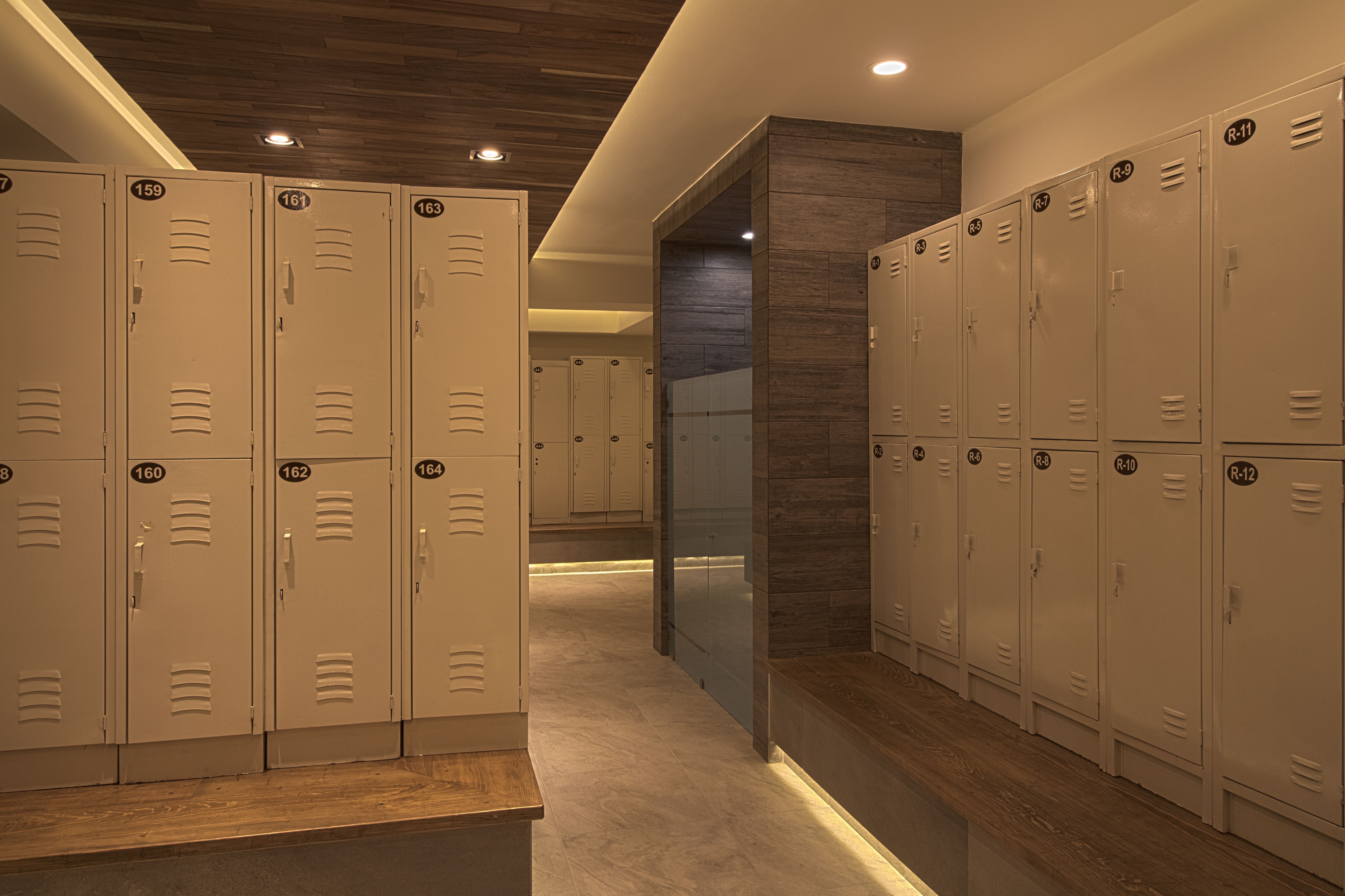 墨西哥乡村俱乐部拉斯·乌尔塔斯浴室和更衣室翻新-17