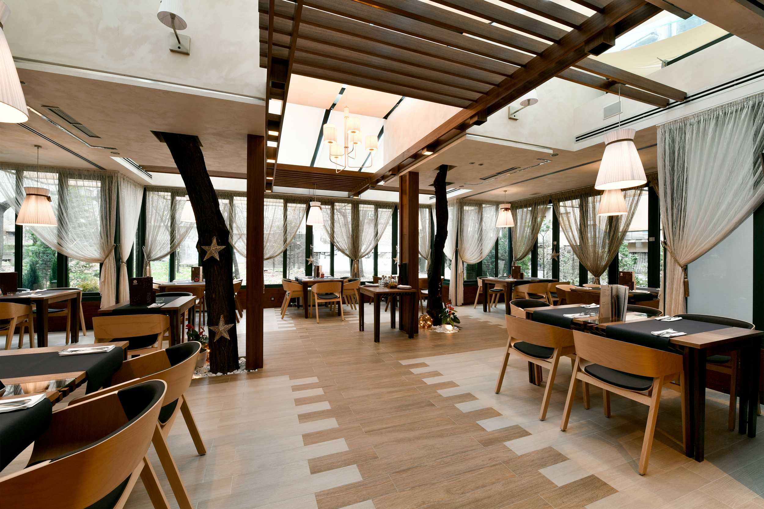 森林中的餐厅-11