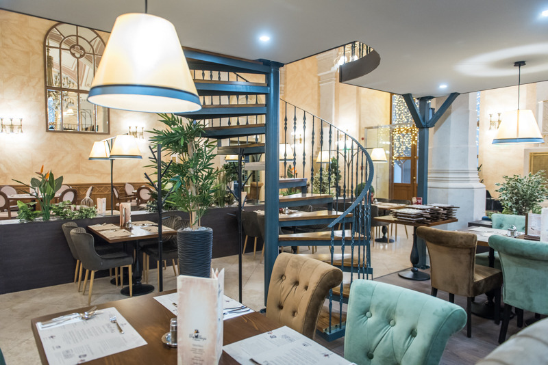 布达佩斯百年建筑中的现代餐厅-16