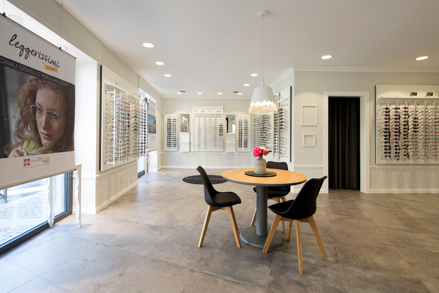 经典与现代共融的眼镜店设计-1