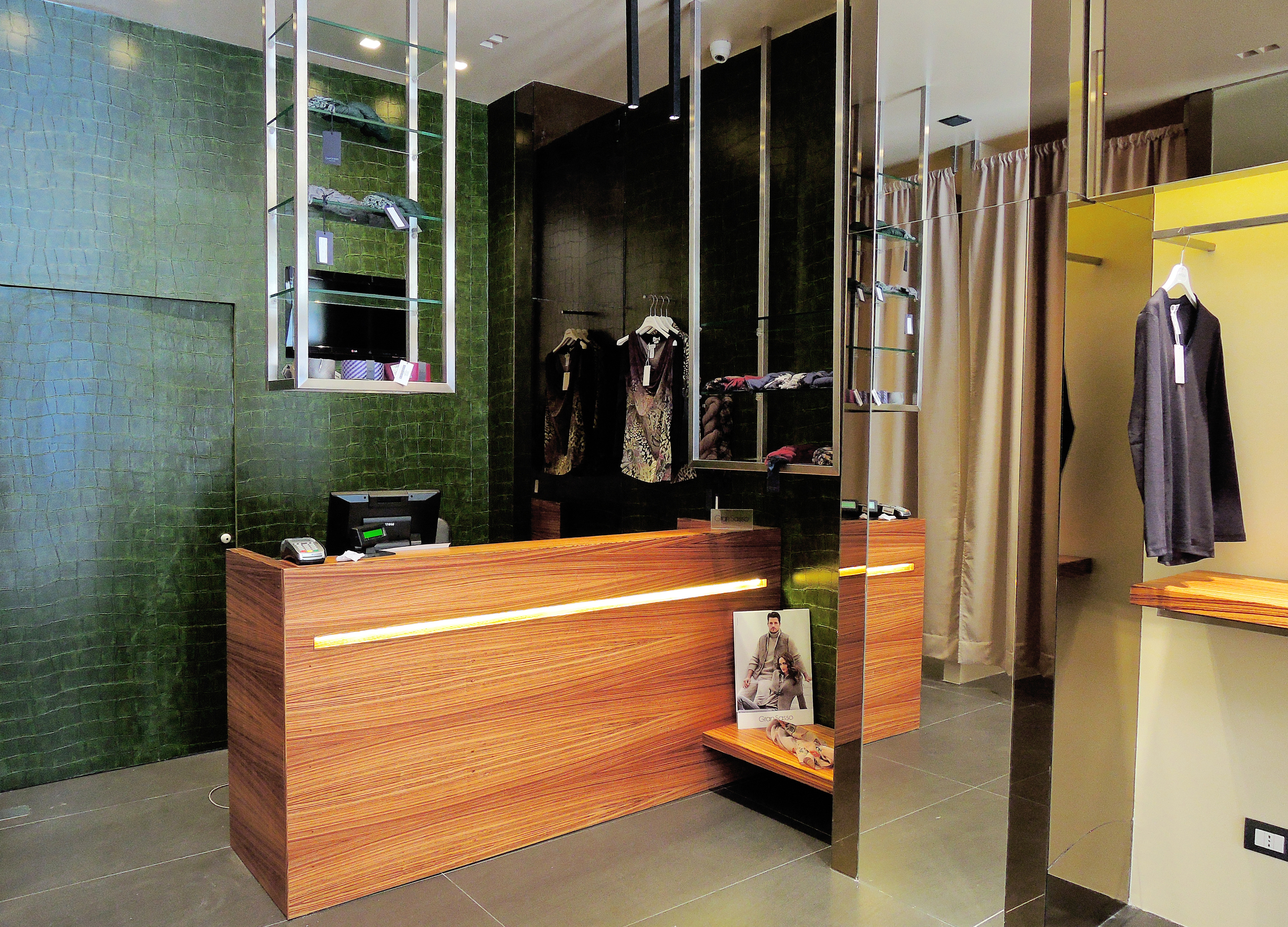 40 平米小店变身为魅力时尚空间-7