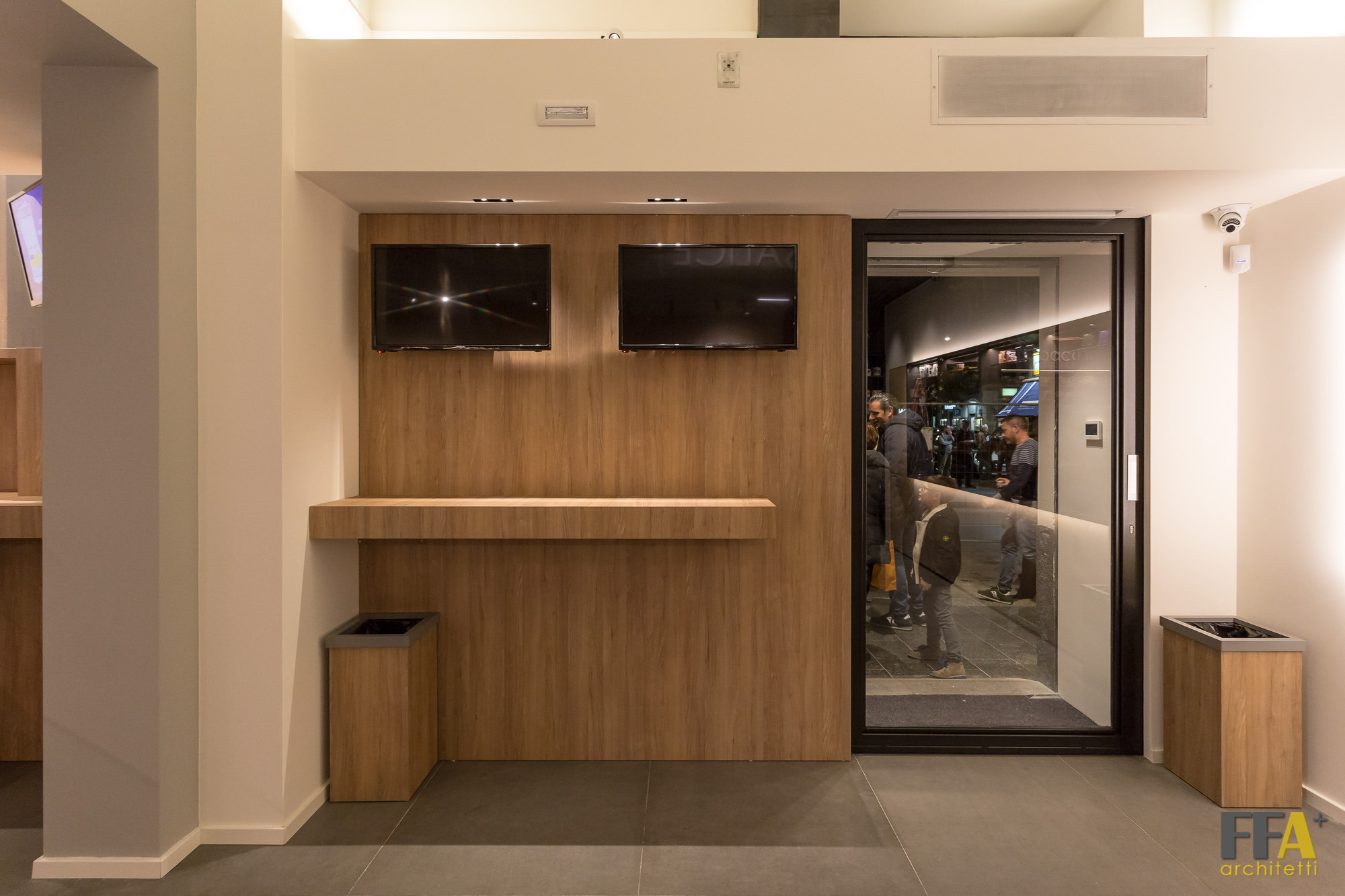 2017 年完成的意大利 Catania 市历史建筑中的 Tabaccheria Salice 店铺室内设计-11