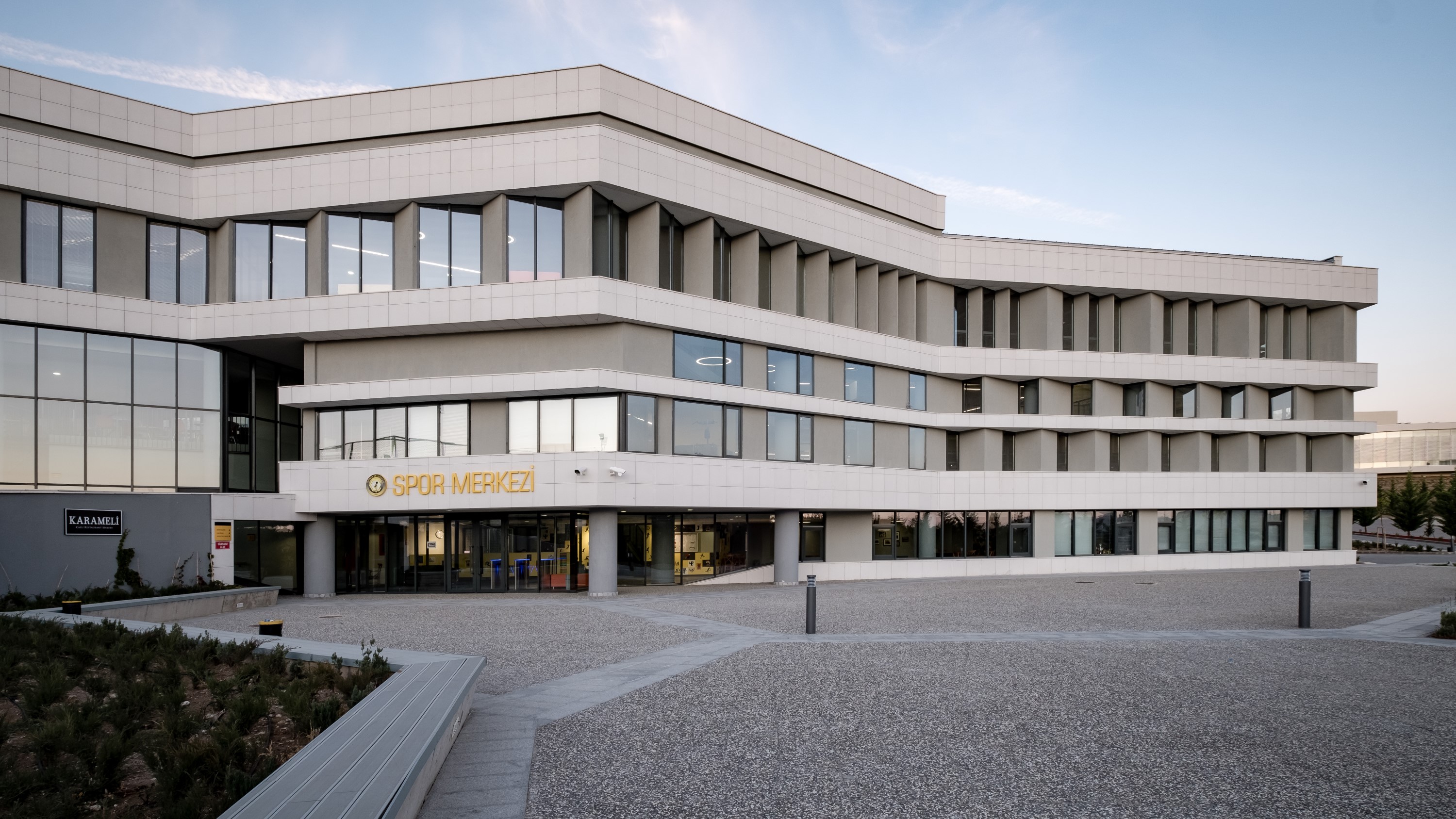 嵌于地形的活力中心——土耳其 Cankaya 大学体育中心-12